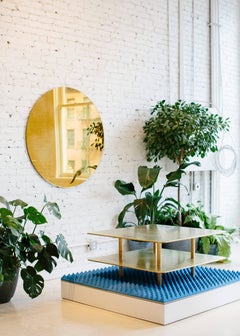Specchio contemporaneo a basso profilo con vetro oro antico di Fort Standard