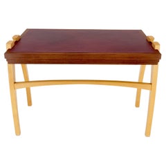 Profil bas Un tiroir de bureau en cuir bordeaux moderne du milieu du siècle dernier, couleur menthe !