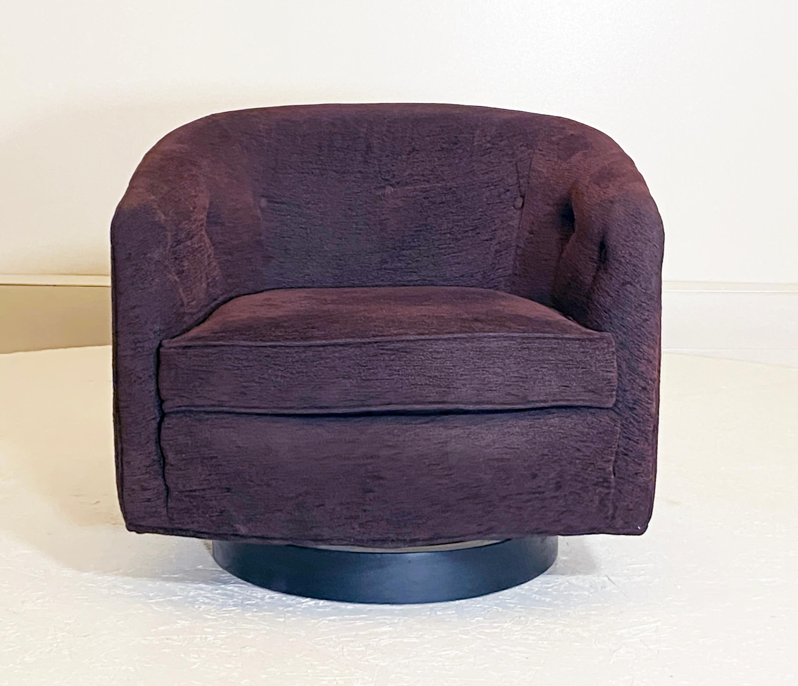 Mid-Century Modern Low Profile Swivel Lounge Chair in the Style of Milo Baughman For Sale