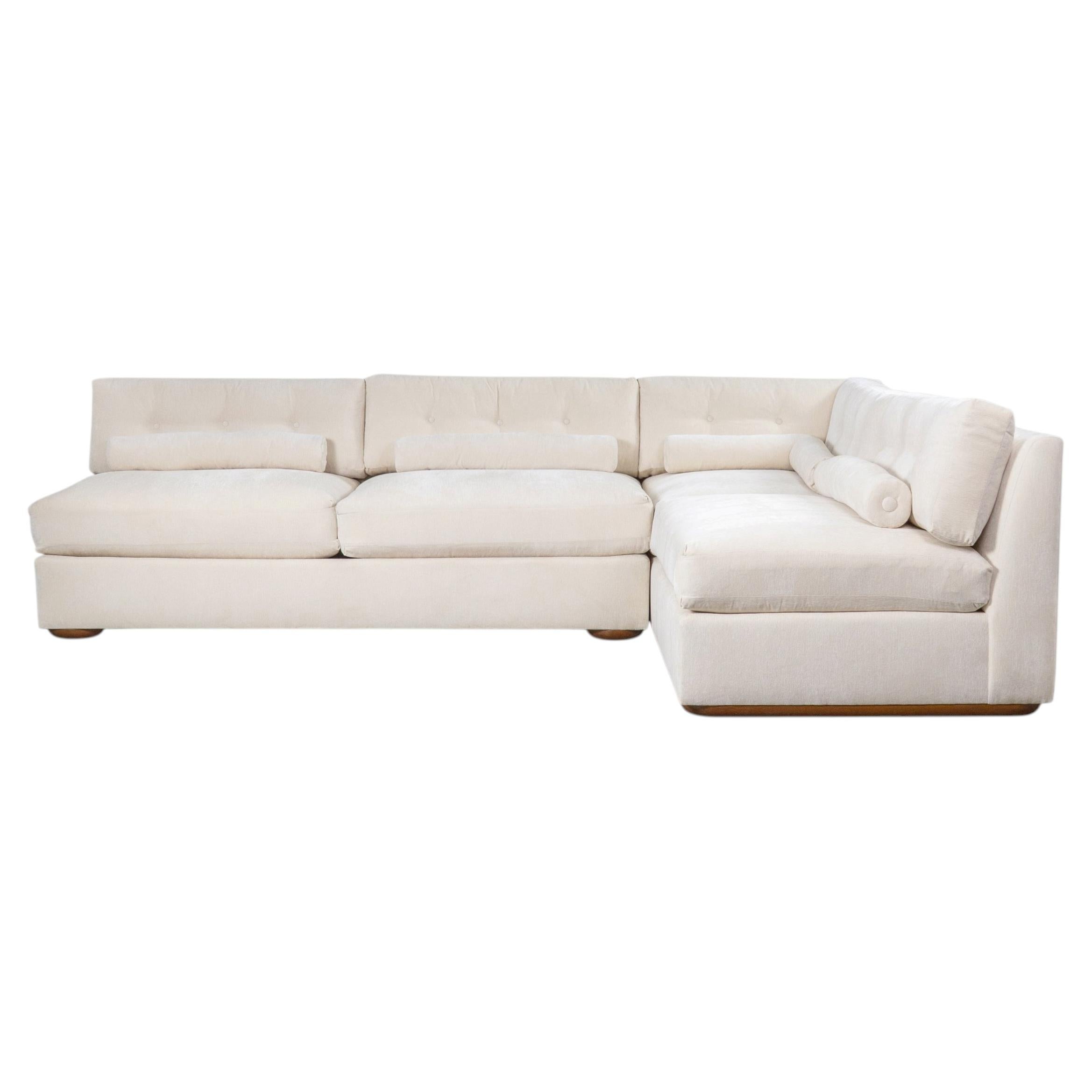 Flaches, getuftetes Ecksofa auf Holzsockel im Angebot
