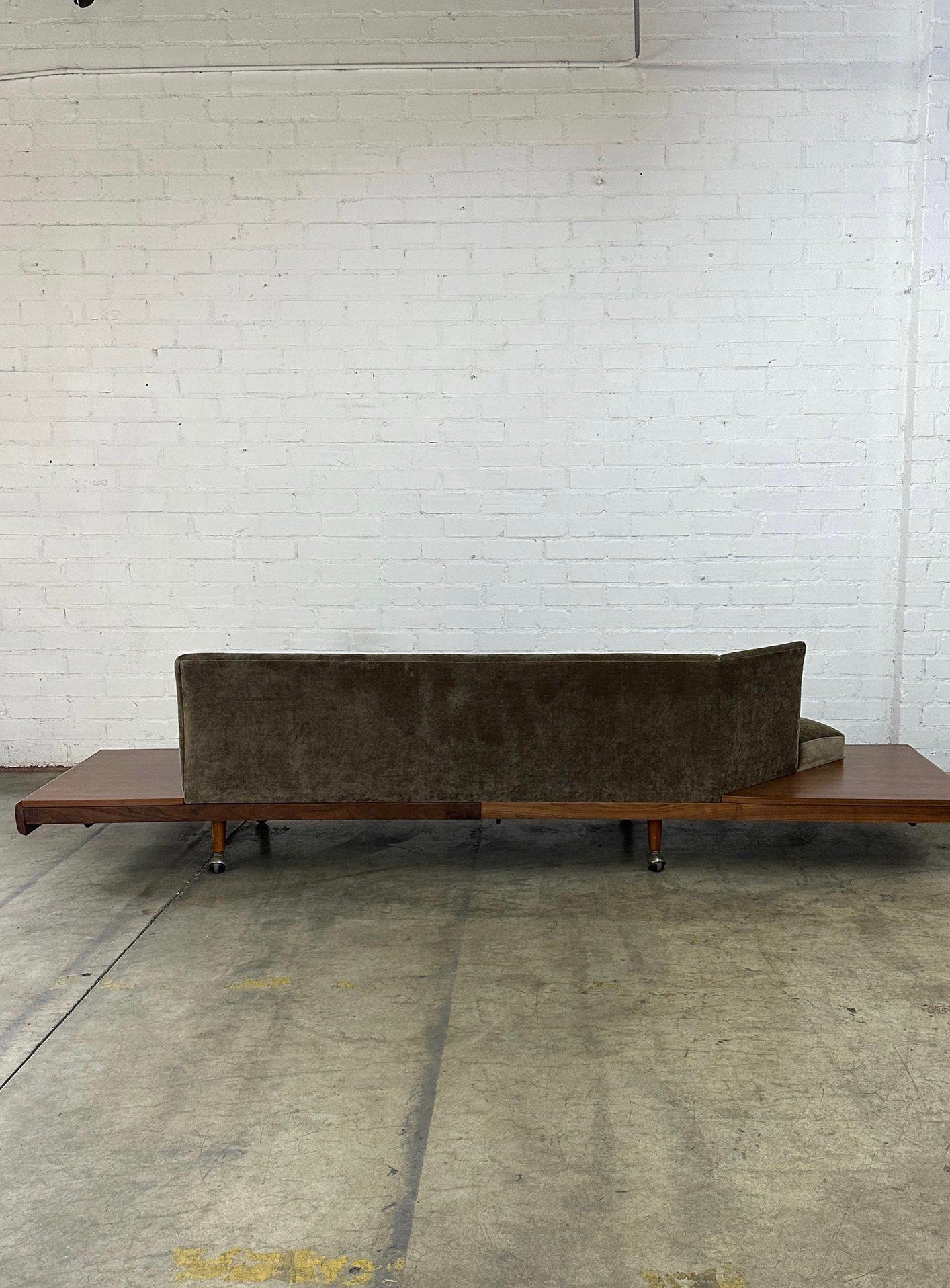 Niedrigprofil-Sofa mit Nussbaumverkleidung im Angebot 4