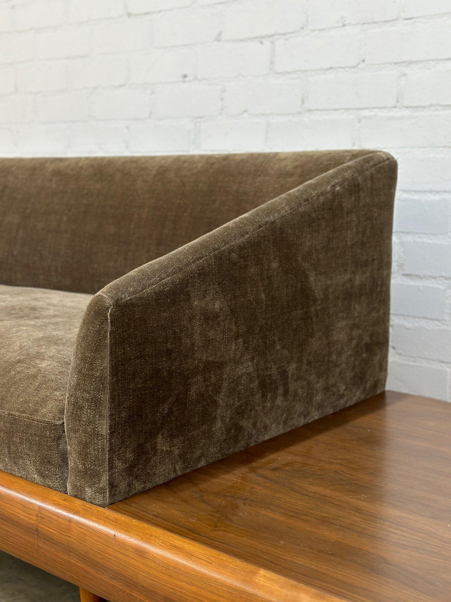 Niedrigprofil-Sofa mit Nussbaumverkleidung im Angebot 2