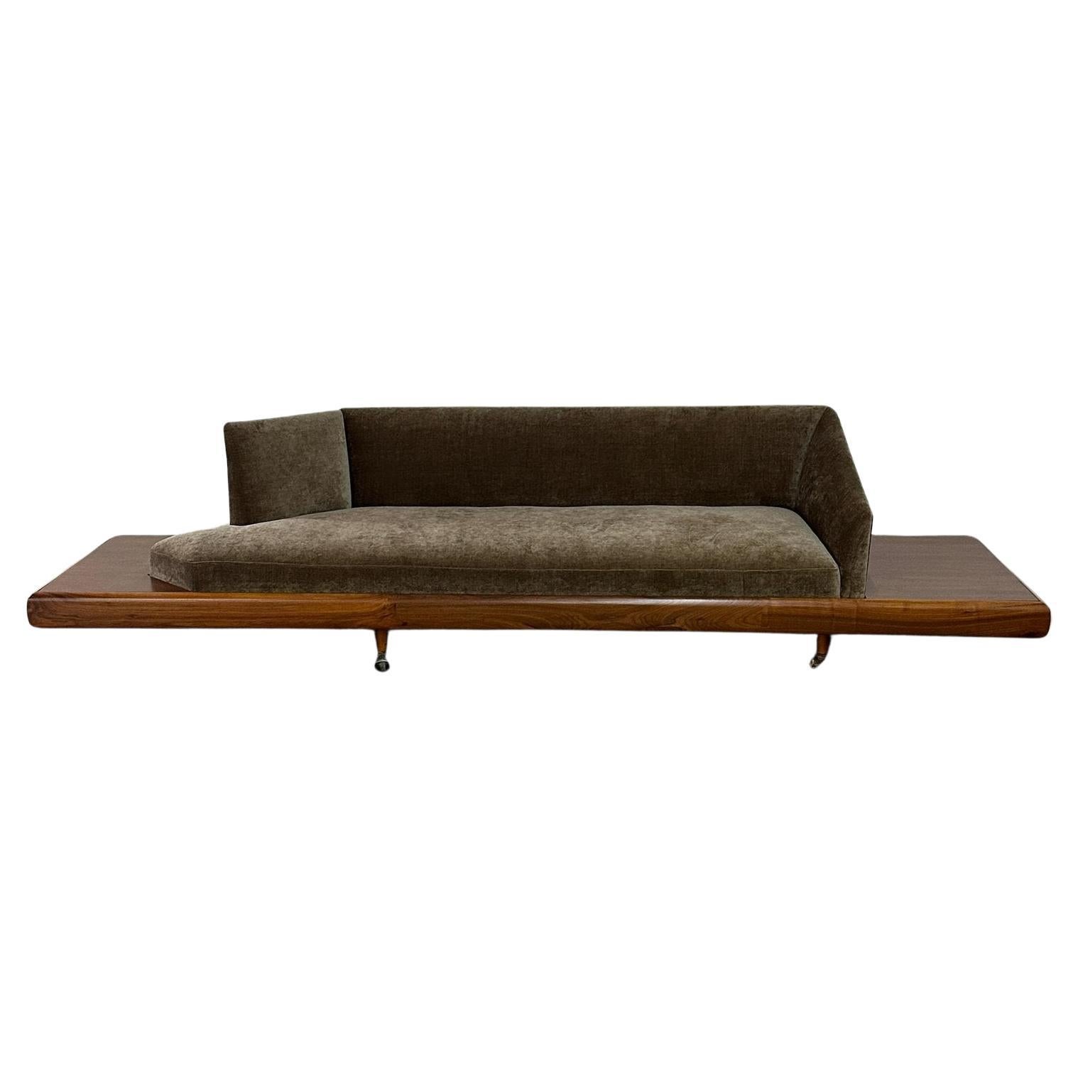 Niedrigprofil-Sofa mit Nussbaumverkleidung im Angebot
