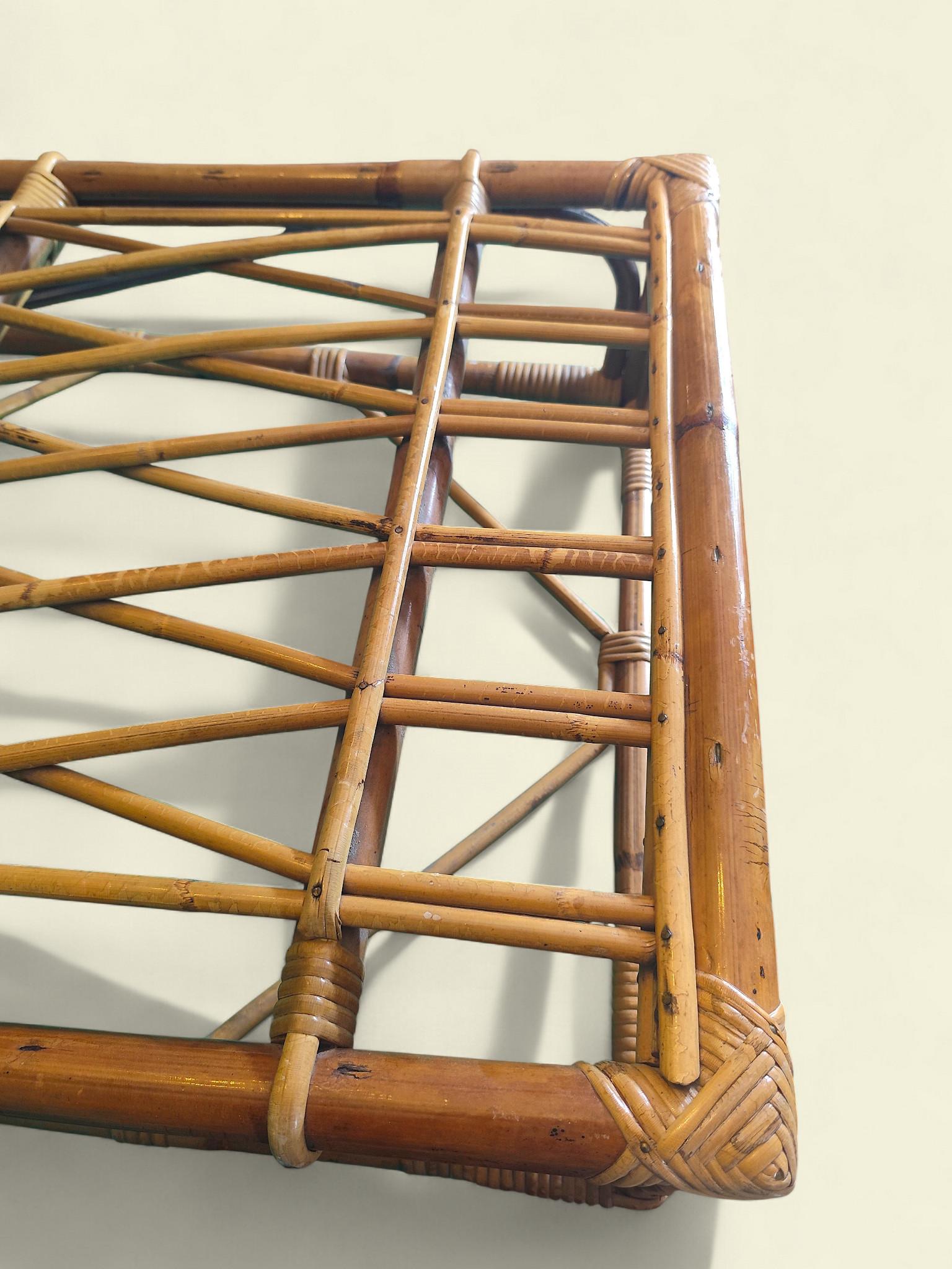 Metà XX secolo Poltrona bassa in rattan di Audoux-Minnet - Golfe-Juan, anni '50-'60 in vendita