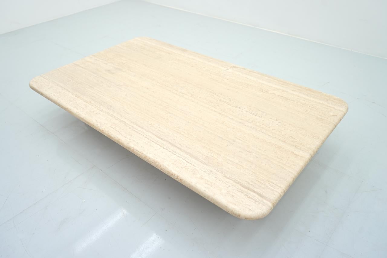 Rectangular coffee table in Italian travertine, 19709s. The table can be placed deep or high. 
Very good condition.
