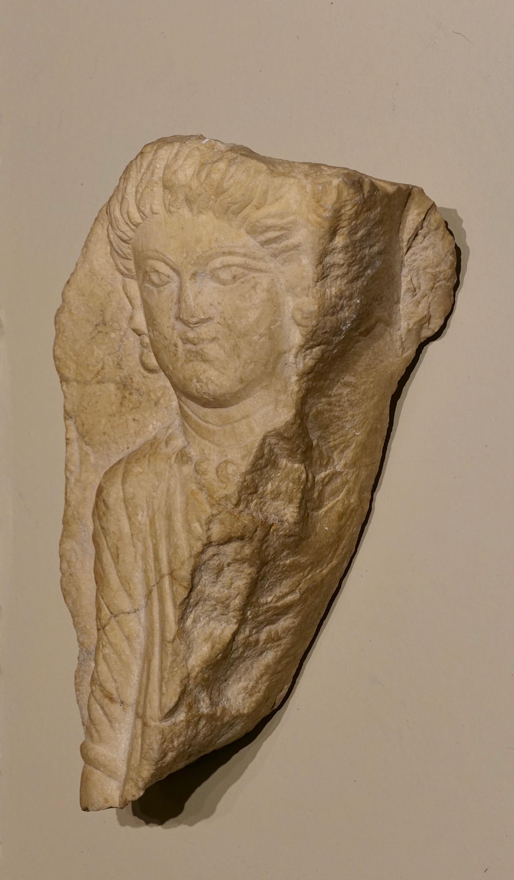 Low relief representing a young woman 
Palmyra 3rd century
Limestone 
17.5 x 9.5 x 5.8 cm.