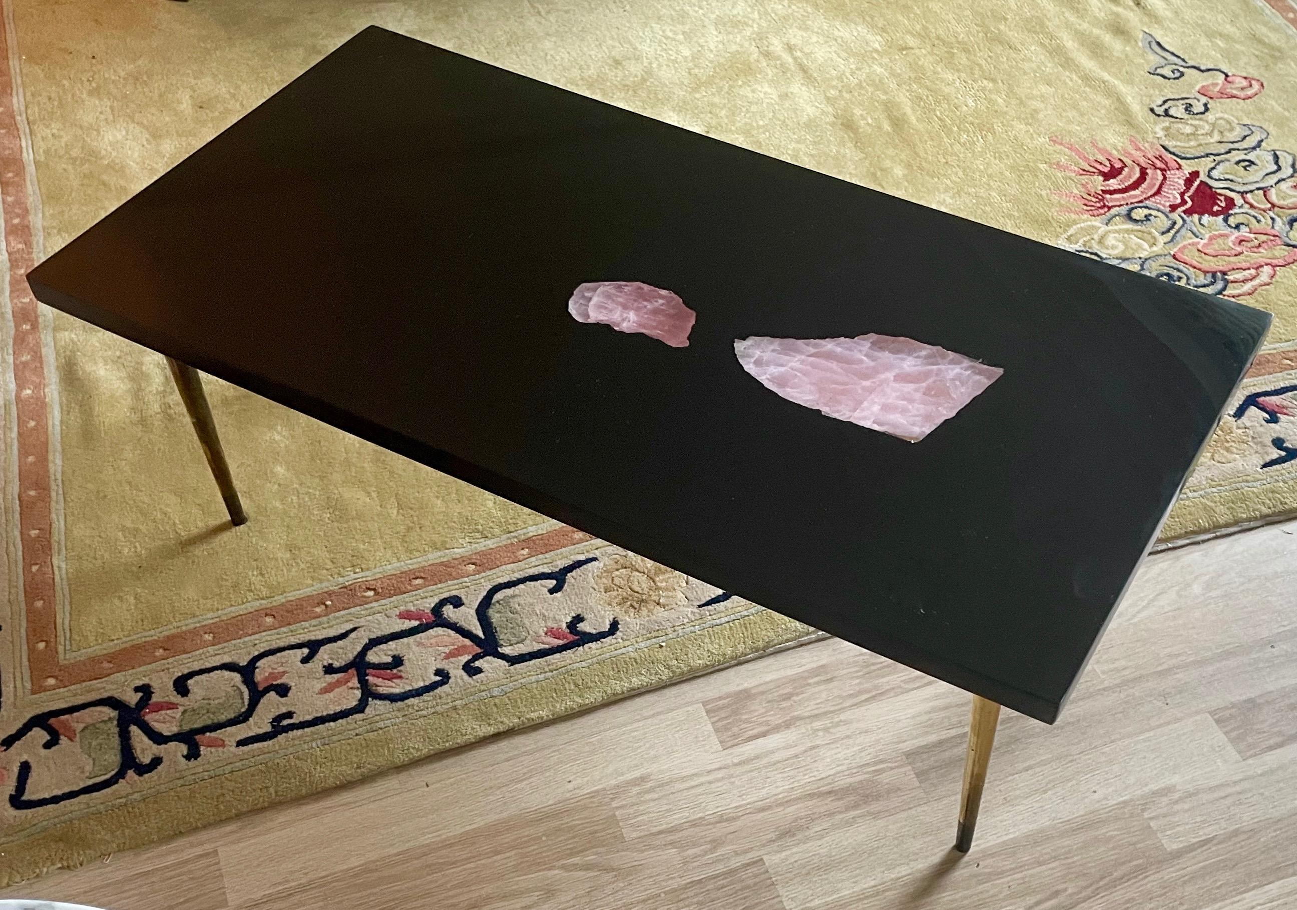 Français Table basse en résine et quartz avec pieds en laiton signée Philippe Barbier, France, 1960 en vente