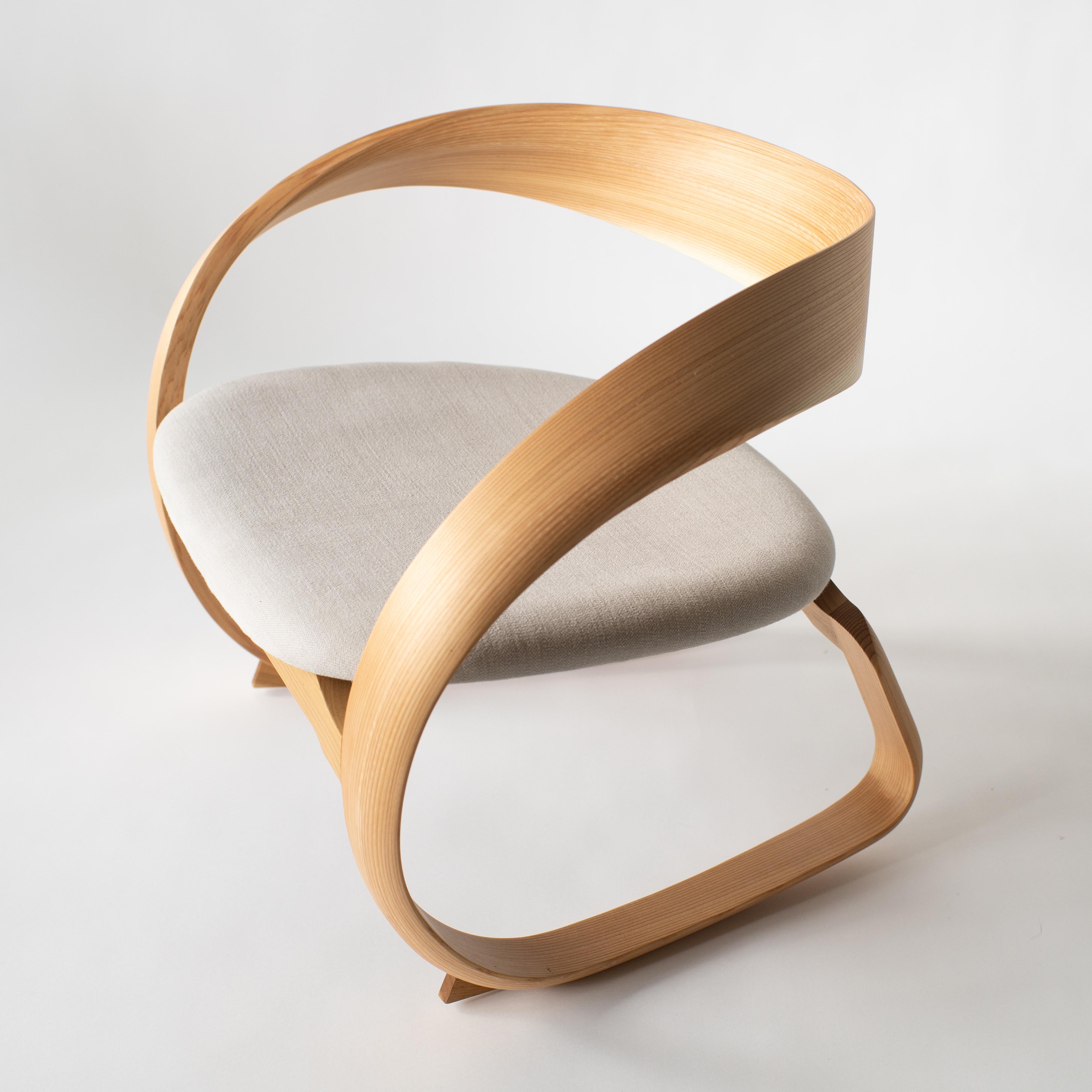 Niedriger Schaukelstuhl aus Bugholz im japanischen modernen Stil (Holz) im Angebot