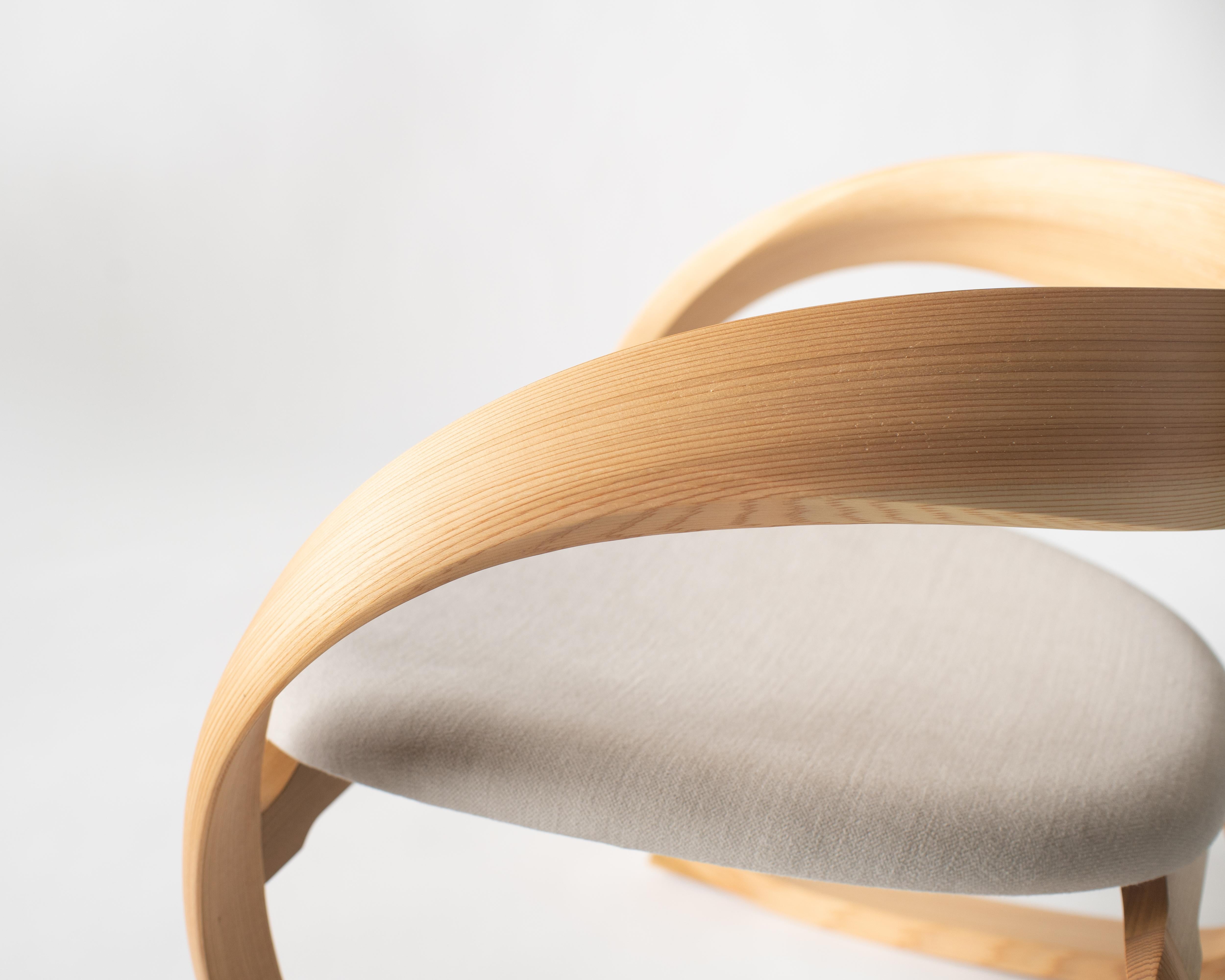 Fauteuil à bascule de style moderne japonais en bois courbé en vente 2