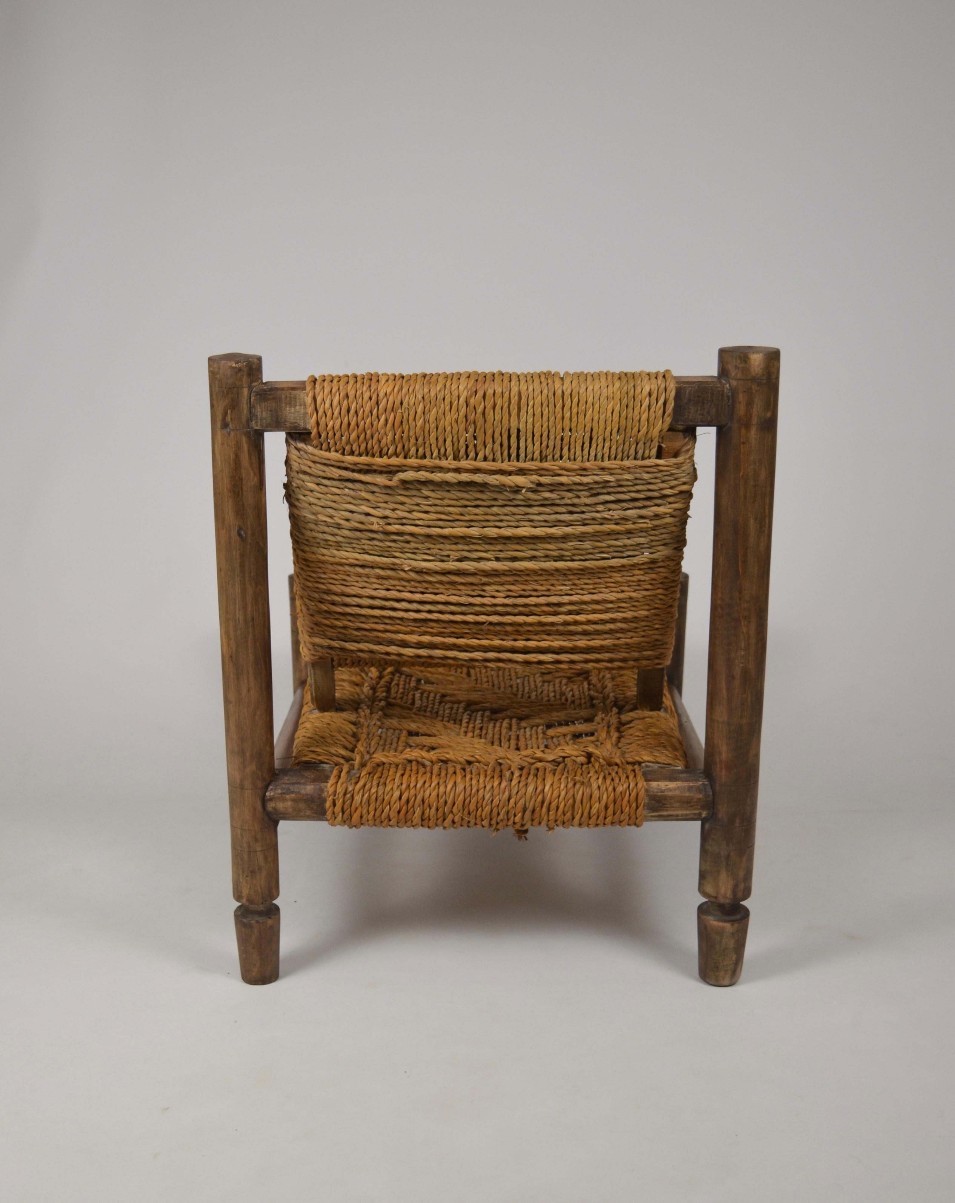 Metà XX secolo Sedia da salotto bassa in corda di Audoux-Minet, Francia, anni '50 in vendita