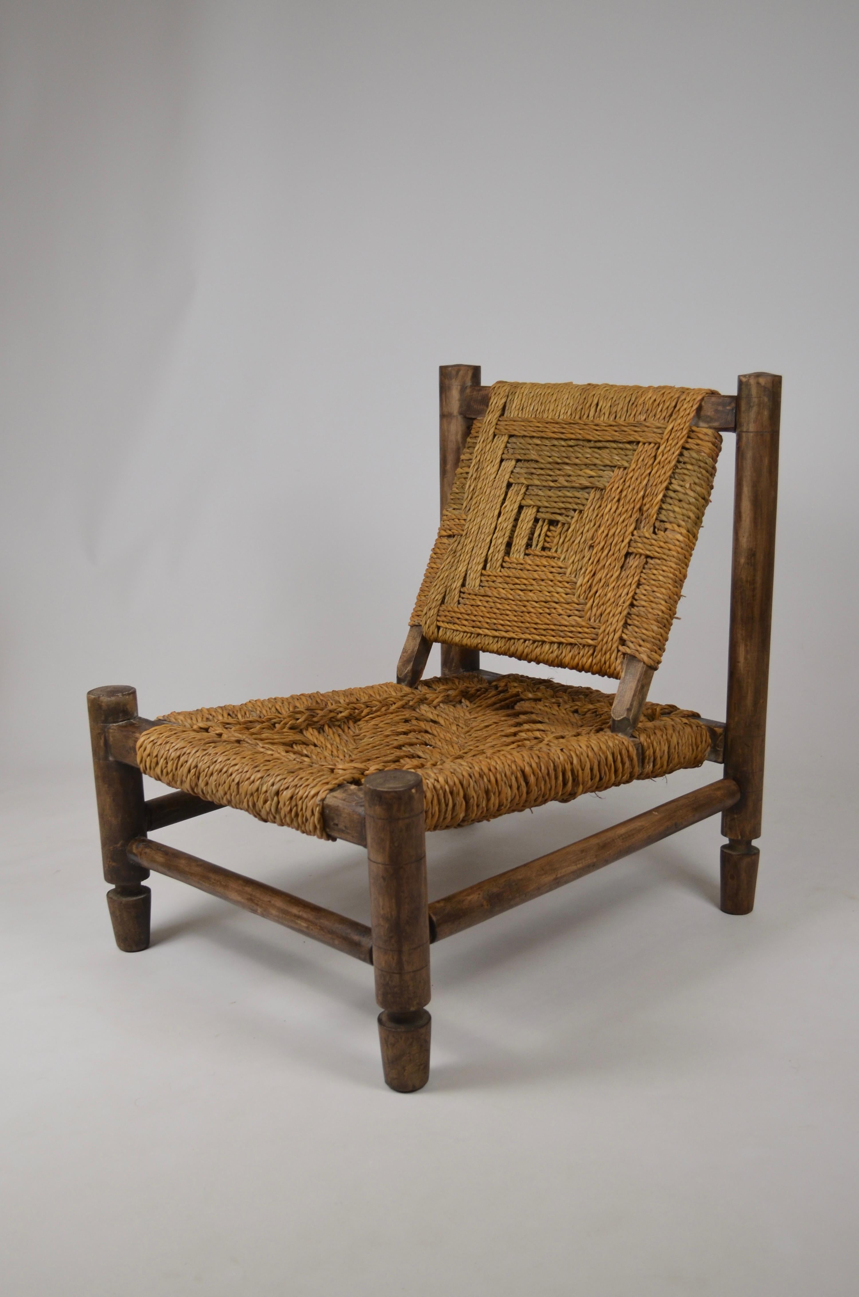 Legno Sedia da salotto bassa in corda di Audoux-Minet, Francia, anni '50 in vendita