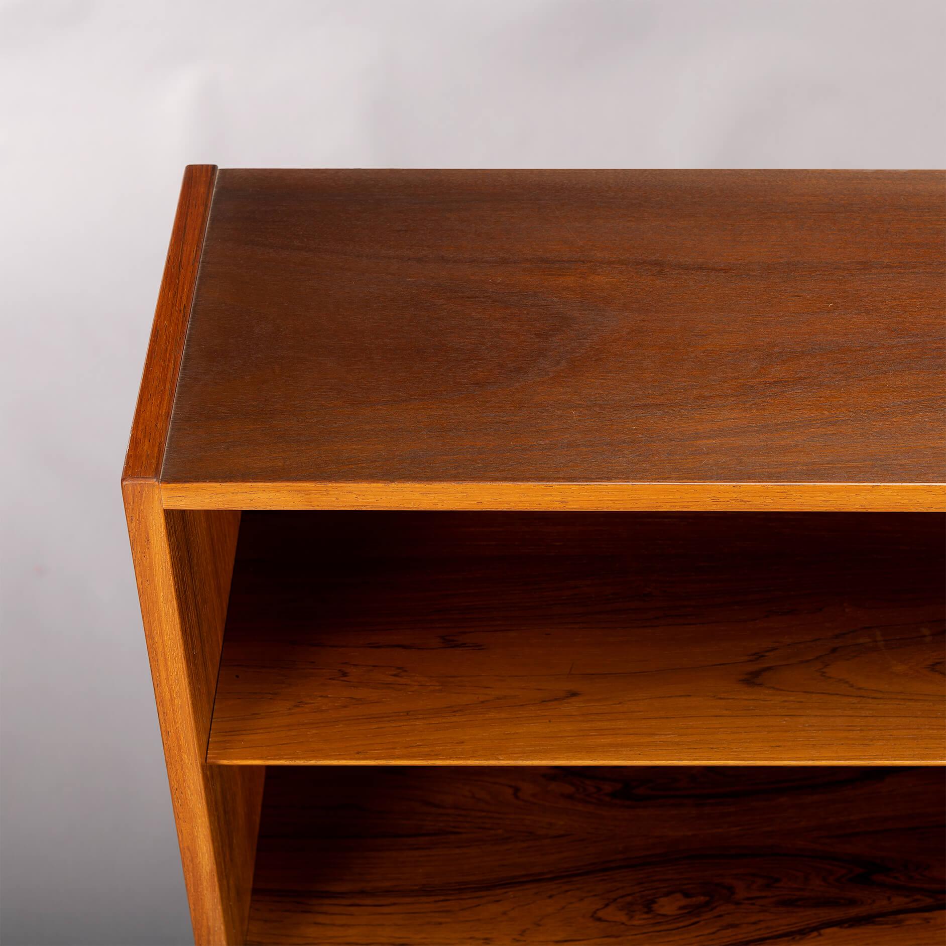 Low Rosewood Bookcase by Carlo Jensen for Hundevad & Co, 1960s In Good Condition For Sale In Elshout, NL