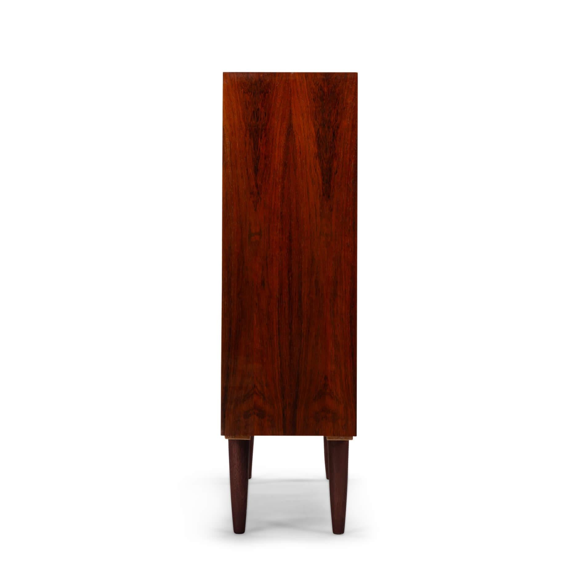 Model 9
Introducing the Omann Jun Model 9 bookcase in rosewood. The Omann Jun Model 9 Bookcase proudly carries forward the legacy of Danish design, renowned for its clean lines, minimalist aesthetics, and exceptional craftsmanship. Inspired by the