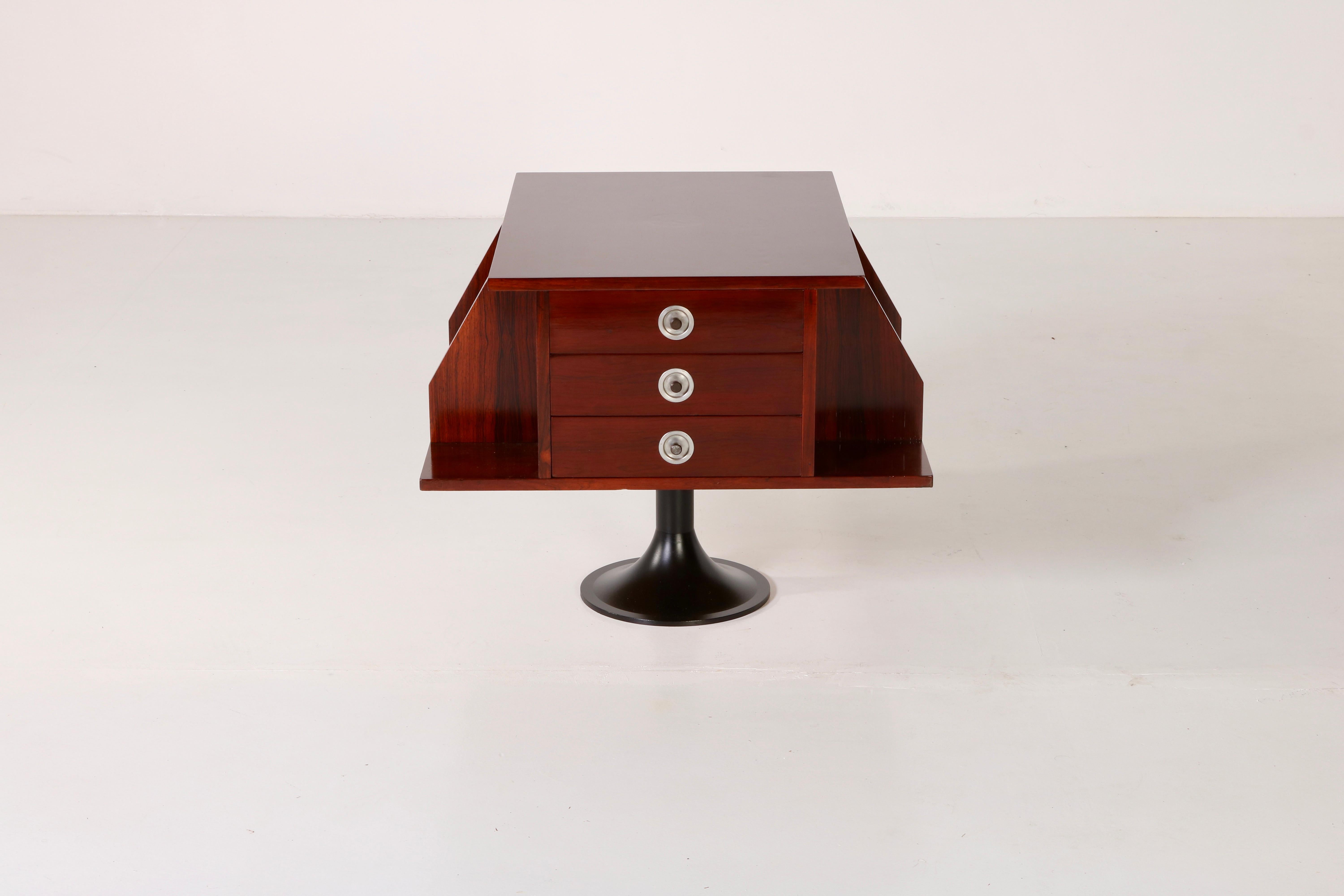 Niedriger drehbarer Tisch, ein einzelner Metallfuß mit Holzstruktur, italienisches Design, 60er Jahre  (Italienisch) im Angebot