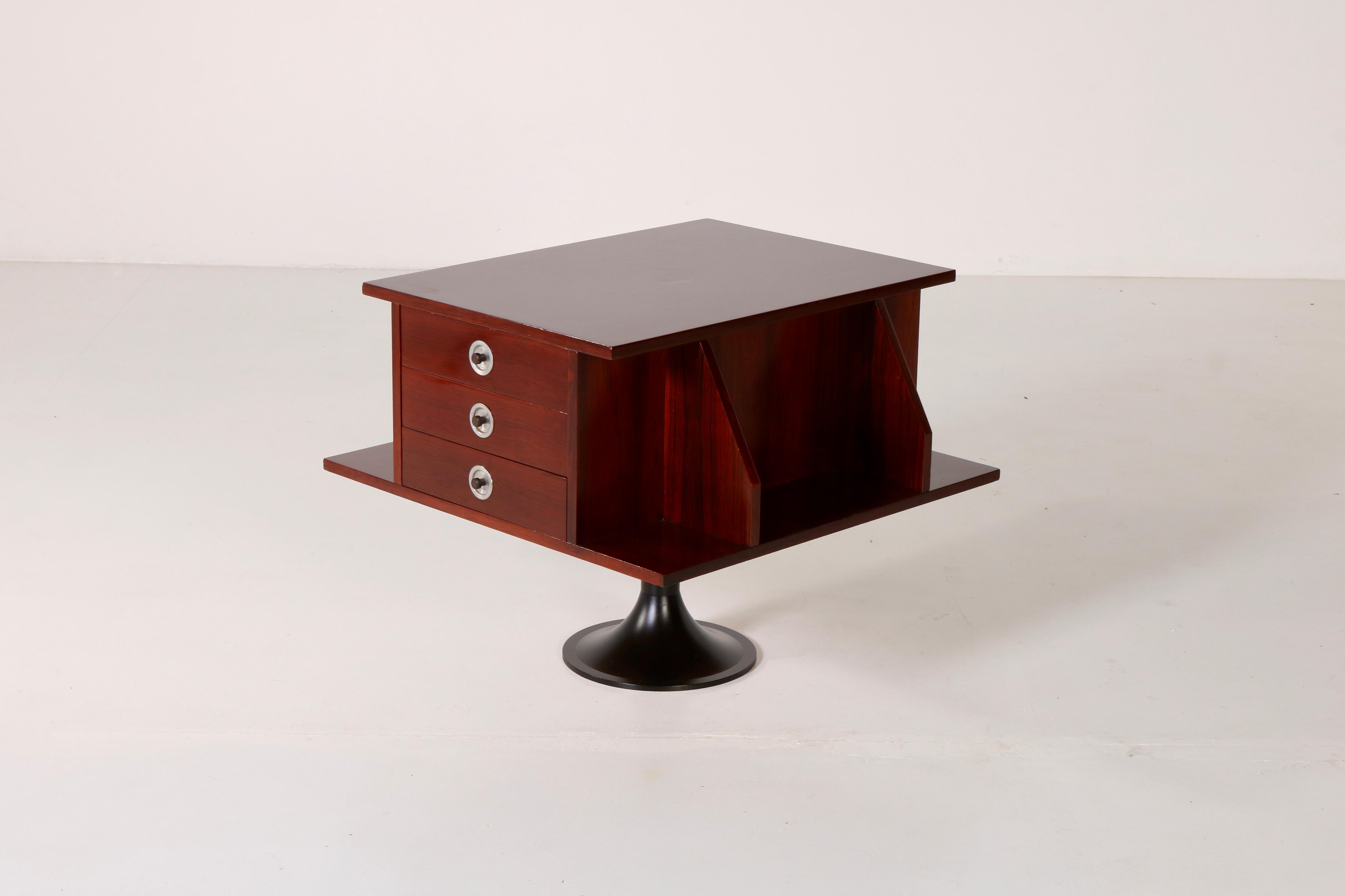 Niedriger drehbarer Tisch, ein einzelner Metallfuß mit Holzstruktur, italienisches Design, 60er Jahre  im Zustand „Gut“ im Angebot in Milan, IT