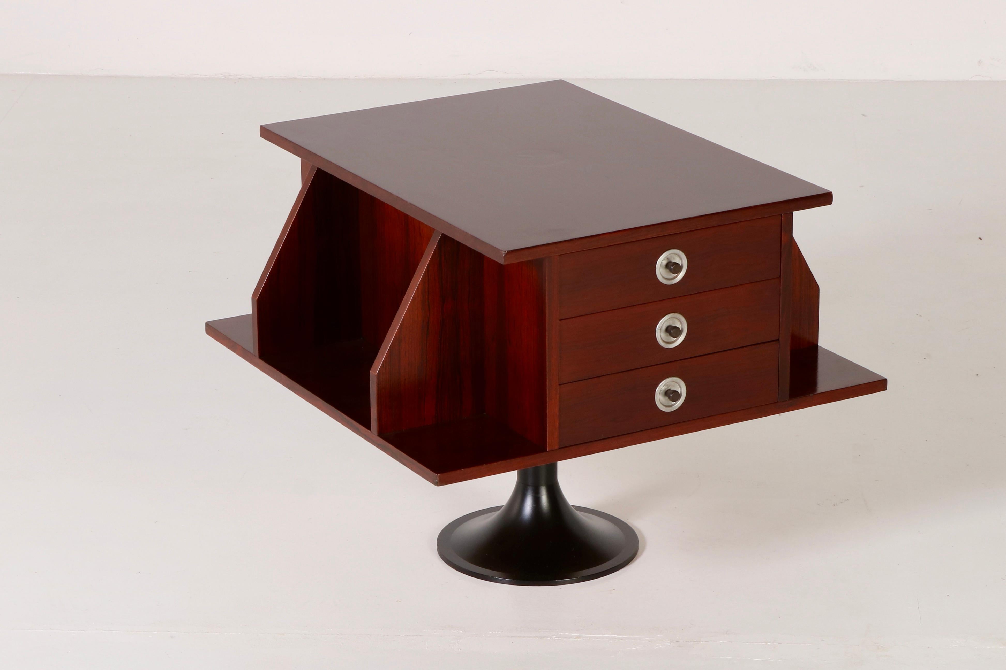 Niedriger drehbarer Tisch, ein einzelner Metallfuß mit Holzstruktur, italienisches Design, 60er Jahre  (Mitte des 20. Jahrhunderts) im Angebot