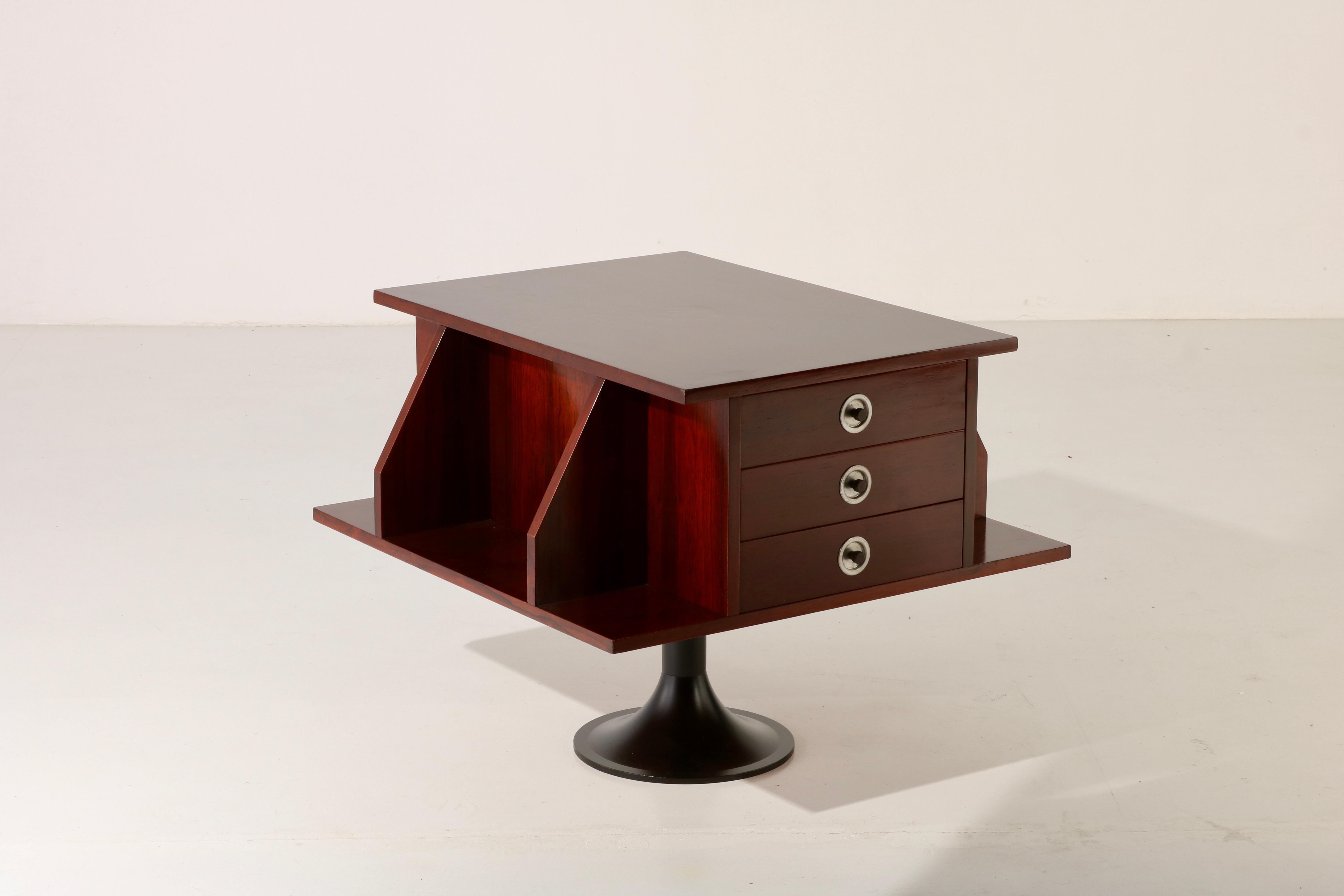 Niedriger drehbarer Tisch, ein einzelner Metallfuß mit Holzstruktur, italienisches Design, 60er Jahre  im Angebot 1