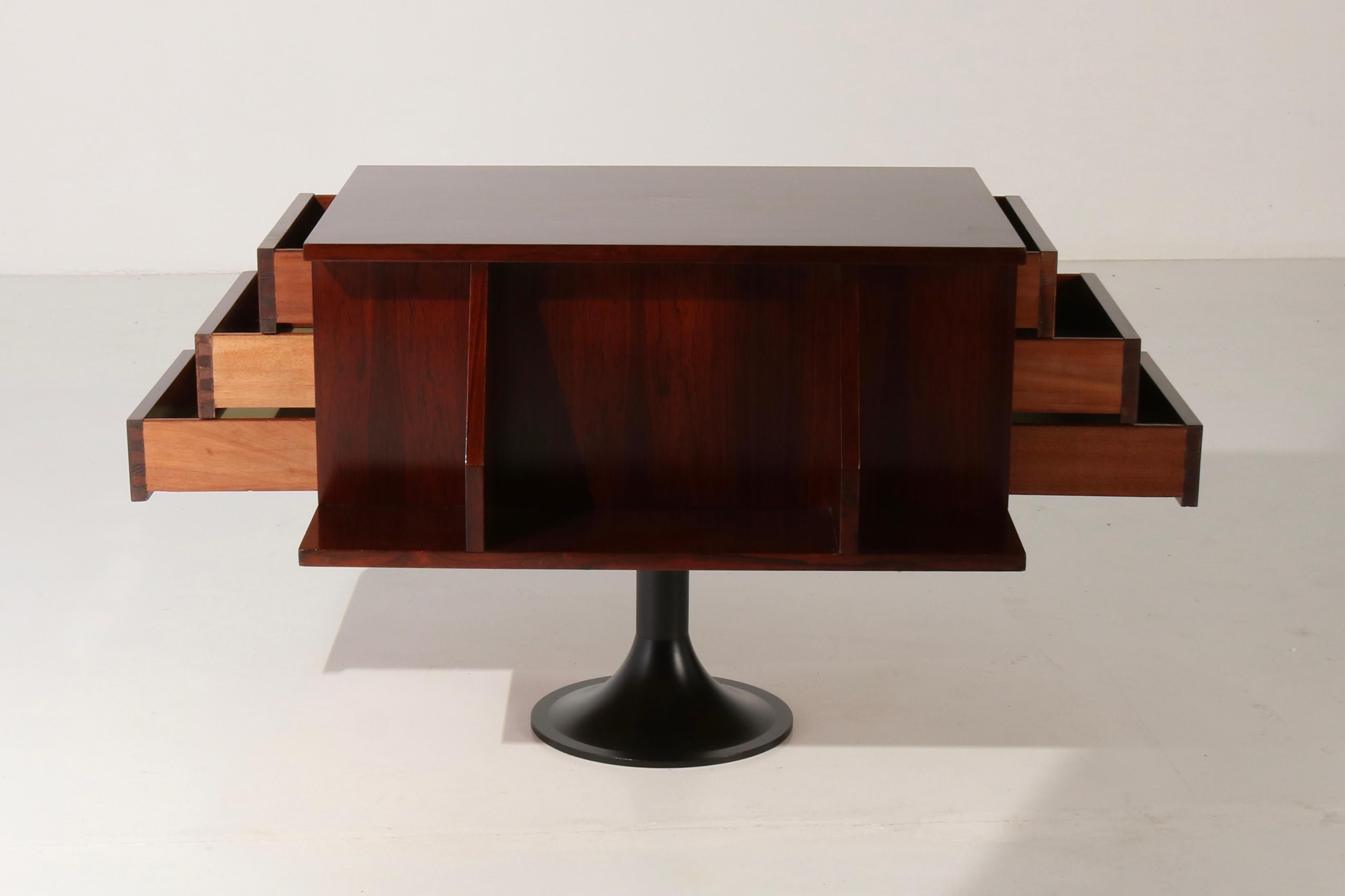 Niedriger drehbarer Tisch, ein einzelner Metallfuß mit Holzstruktur, italienisches Design, 60er Jahre  im Angebot 2