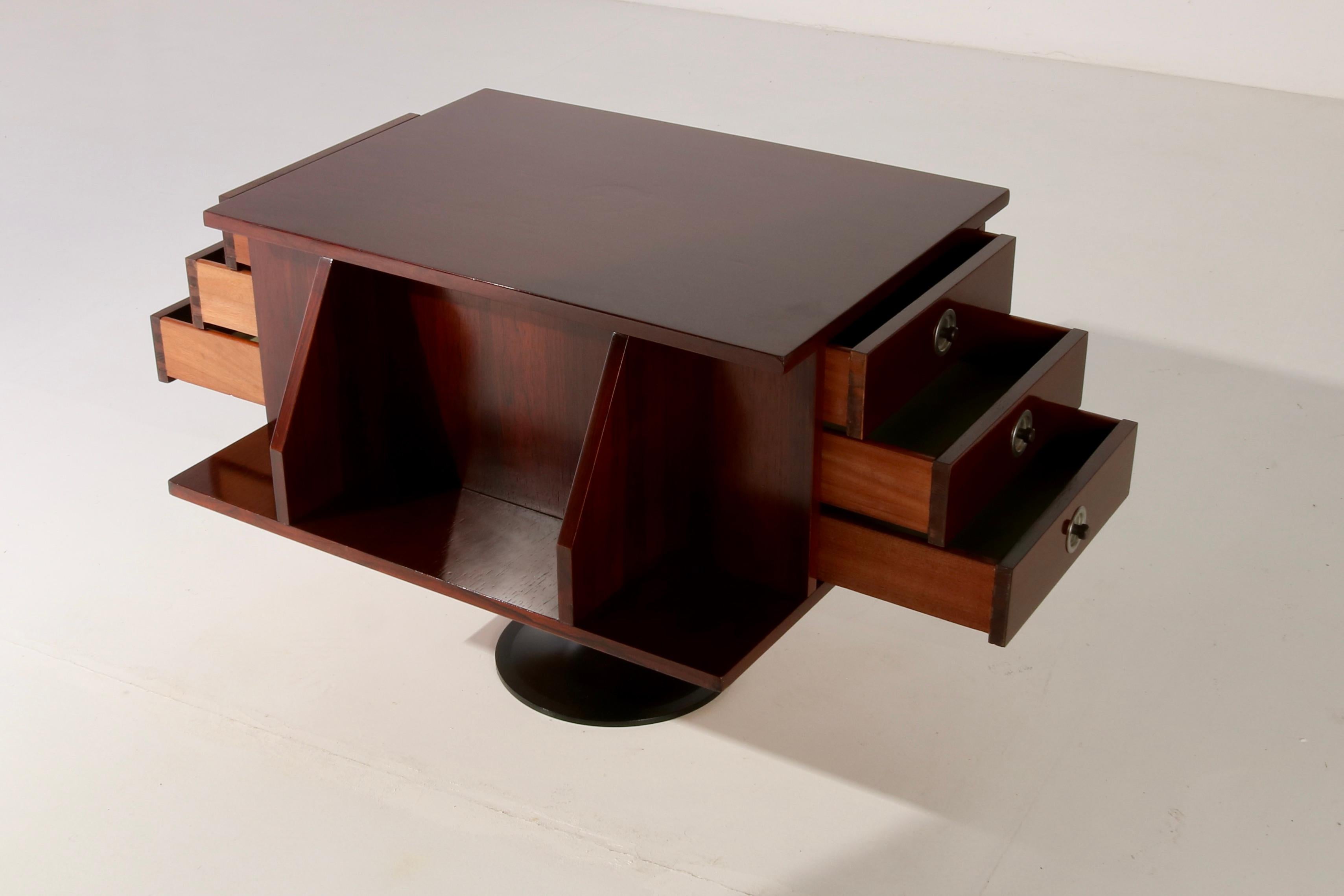 Niedriger drehbarer Tisch, ein einzelner Metallfuß mit Holzstruktur, italienisches Design, 60er Jahre  im Angebot 3