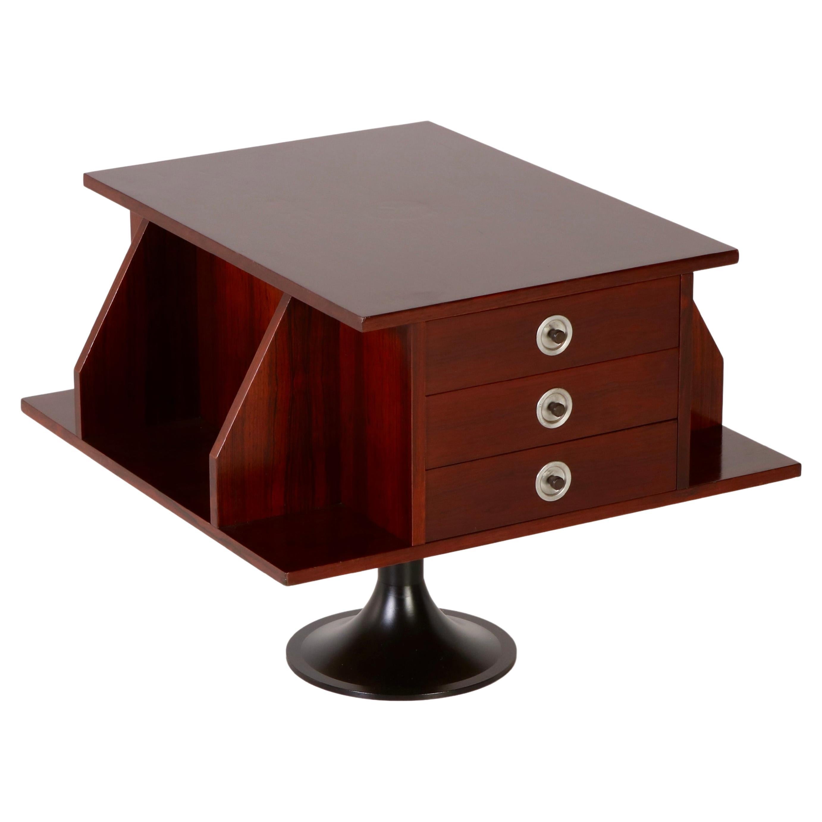 Niedriger drehbarer Tisch, ein einzelner Metallfuß mit Holzstruktur, italienisches Design, 60er Jahre  im Angebot