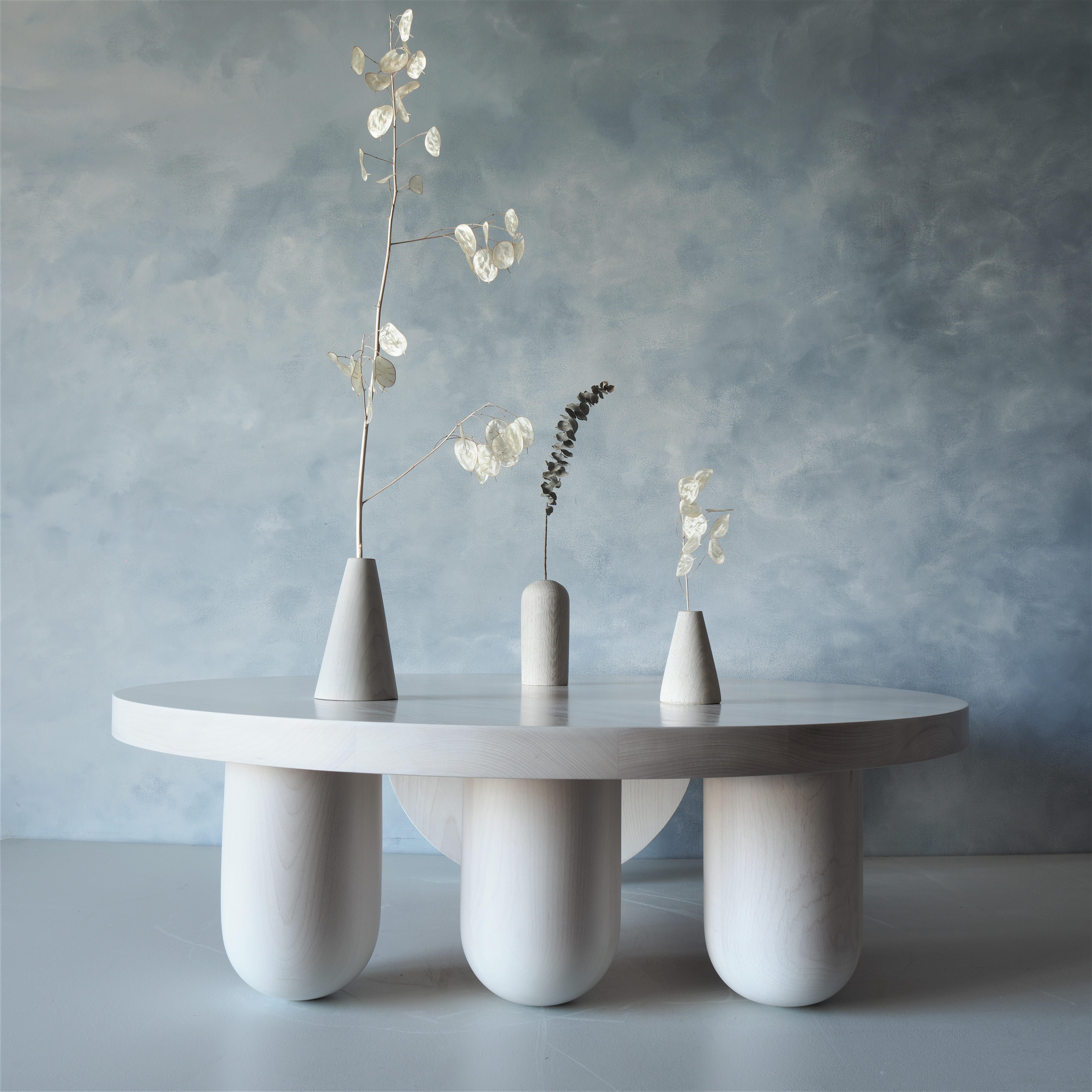 Table basse ronde à trois colonnes par MSJ Furniture Studio Neuf - En vente à Vancouver, BC