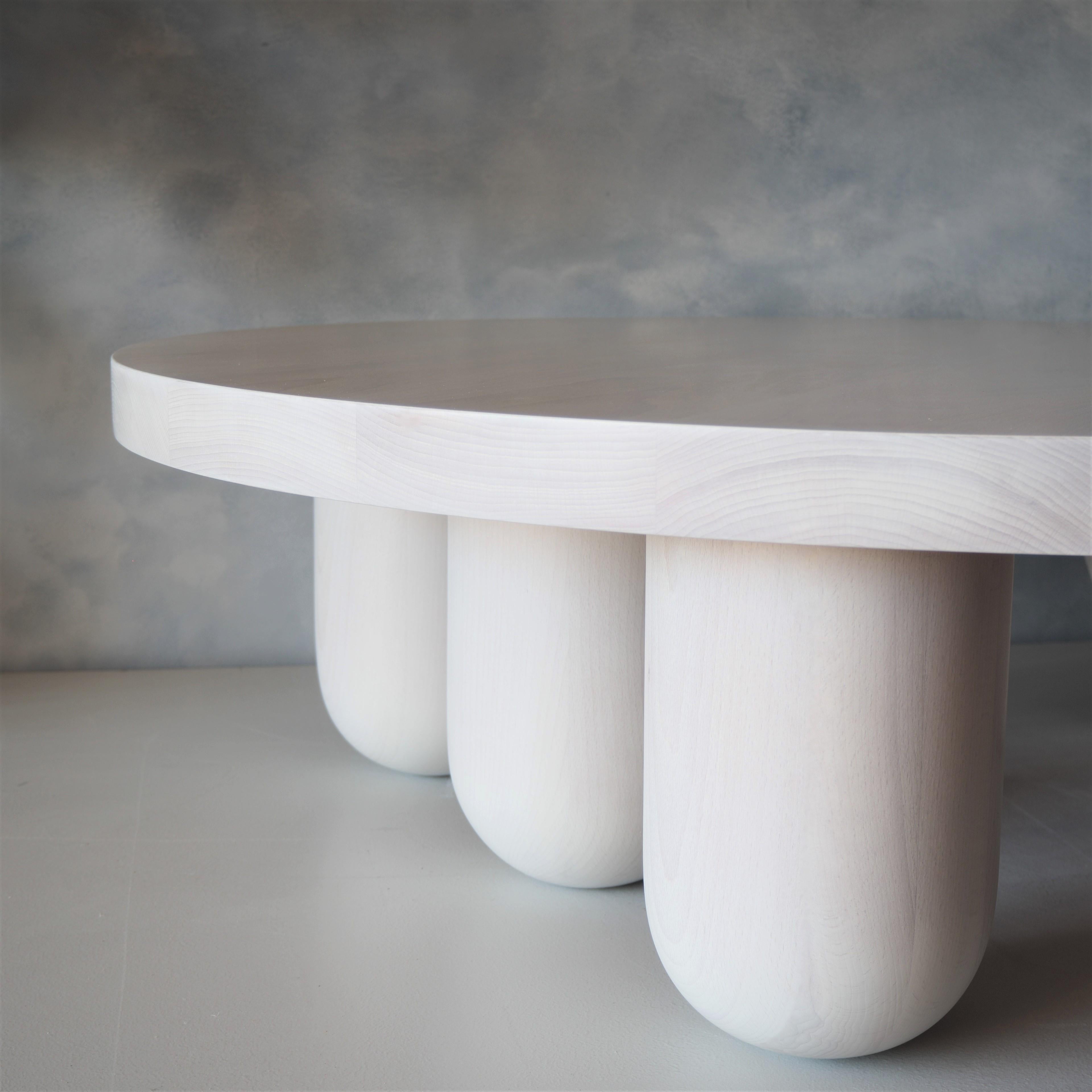 Hêtre Table basse ronde à trois colonnes par MSJ Furniture Studio en vente