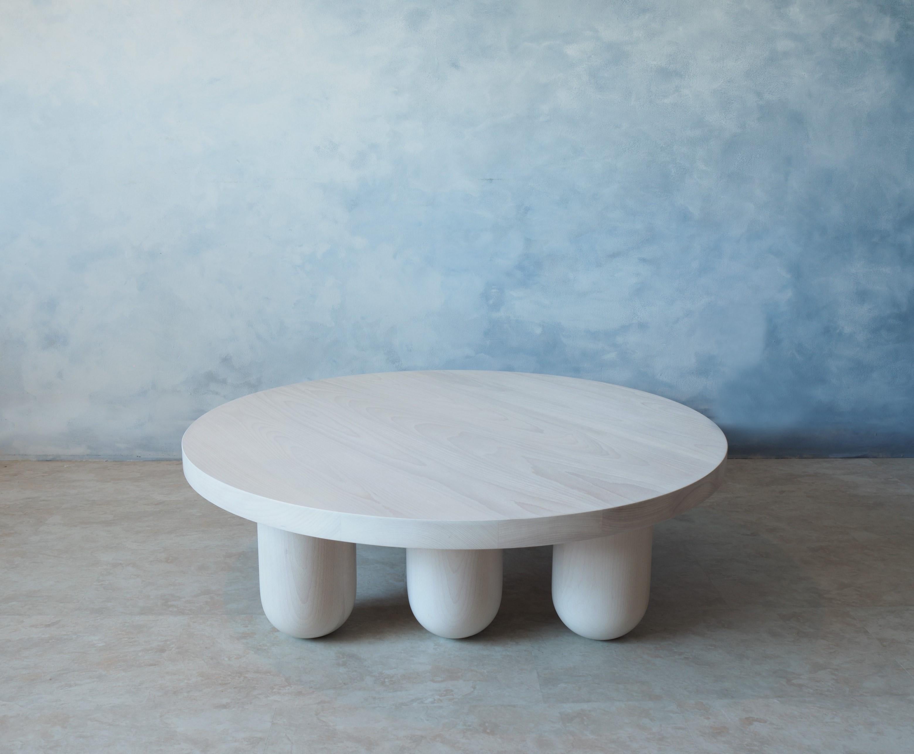Moderne Table basse ronde à trois colonnes par MSJ Furniture Studio en vente