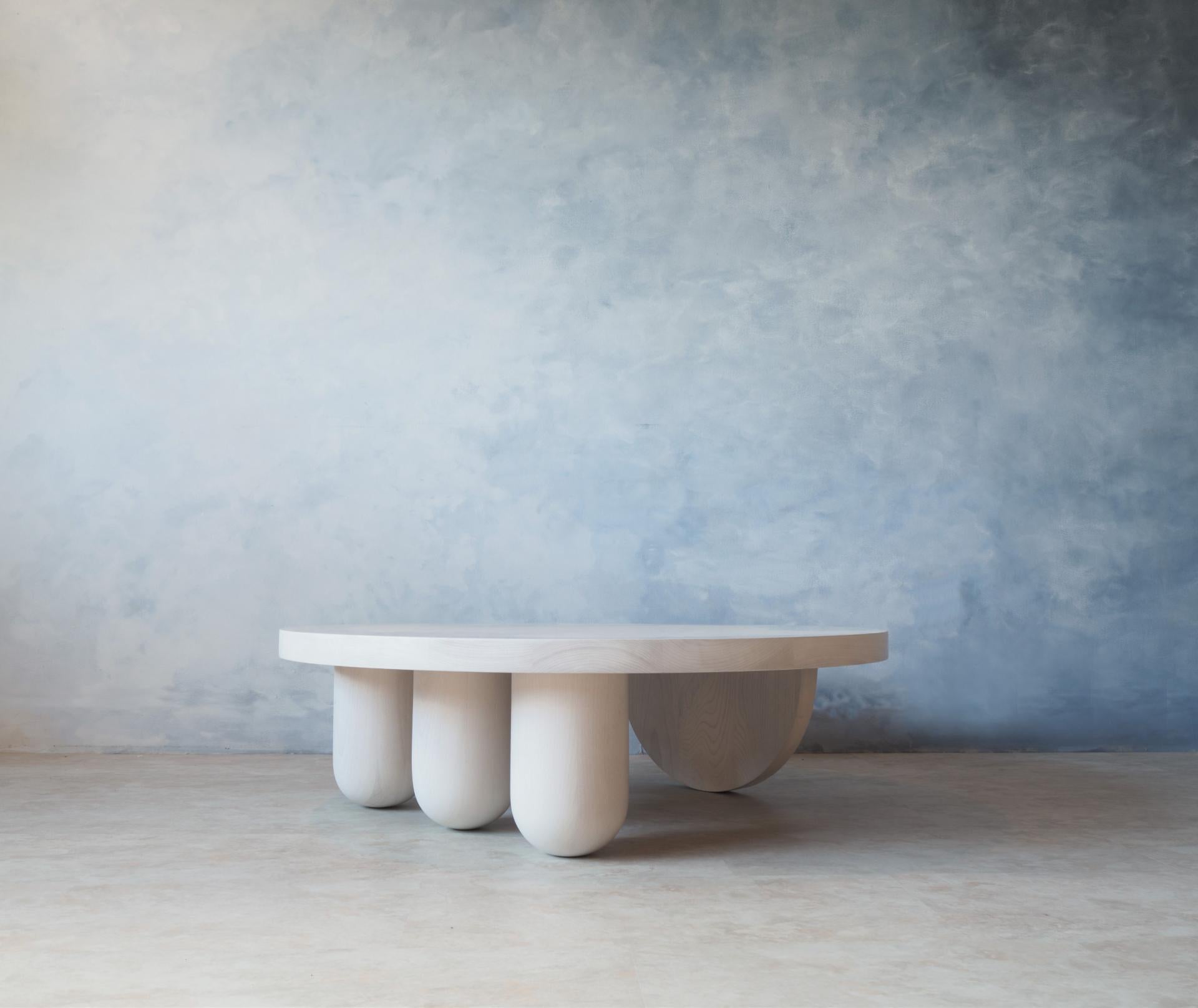 Nord-américain Table basse ronde à trois colonnes par MSJ Furniture Studio en vente