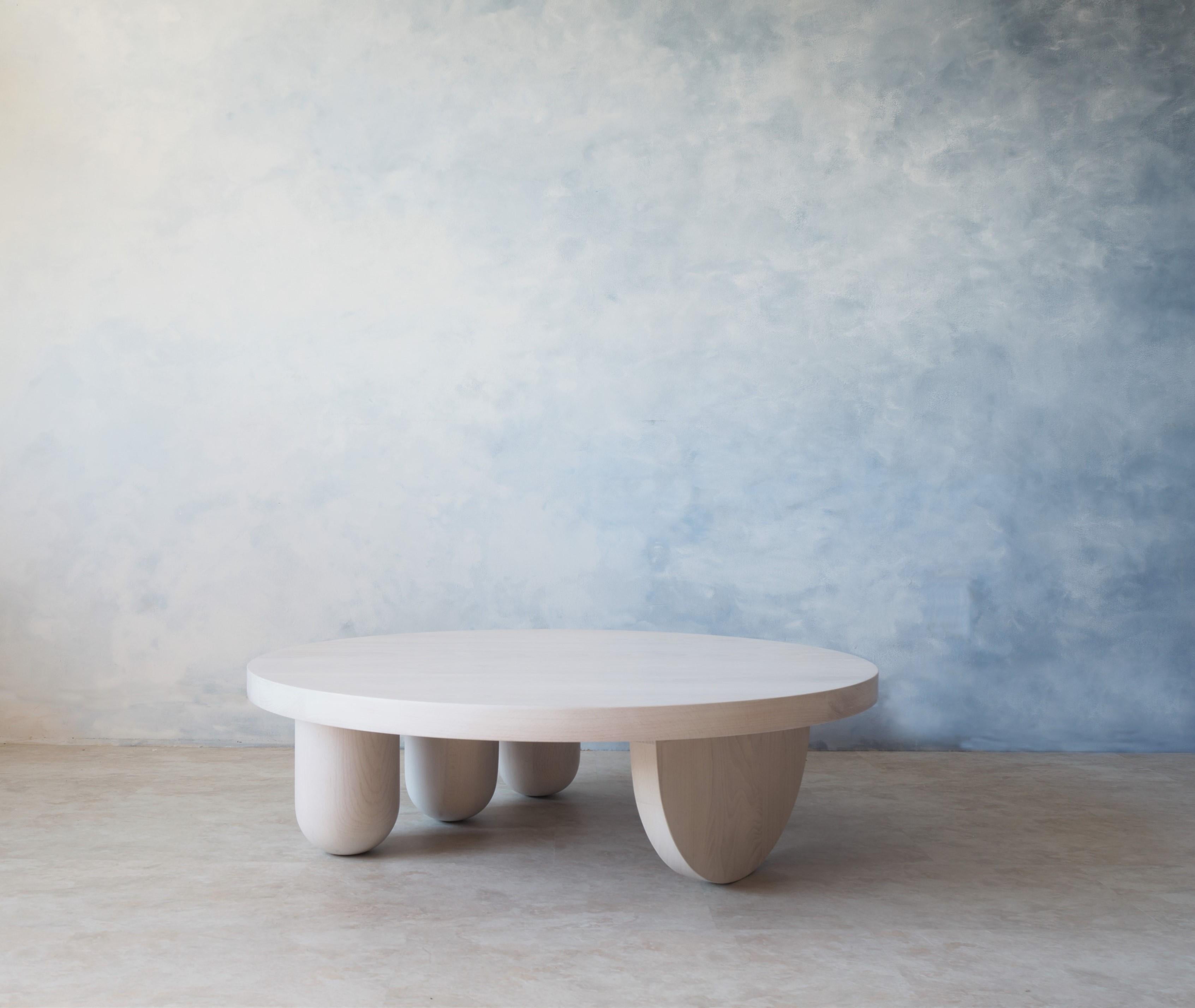 Blanchi Table basse ronde à trois colonnes par MSJ Furniture Studio en vente
