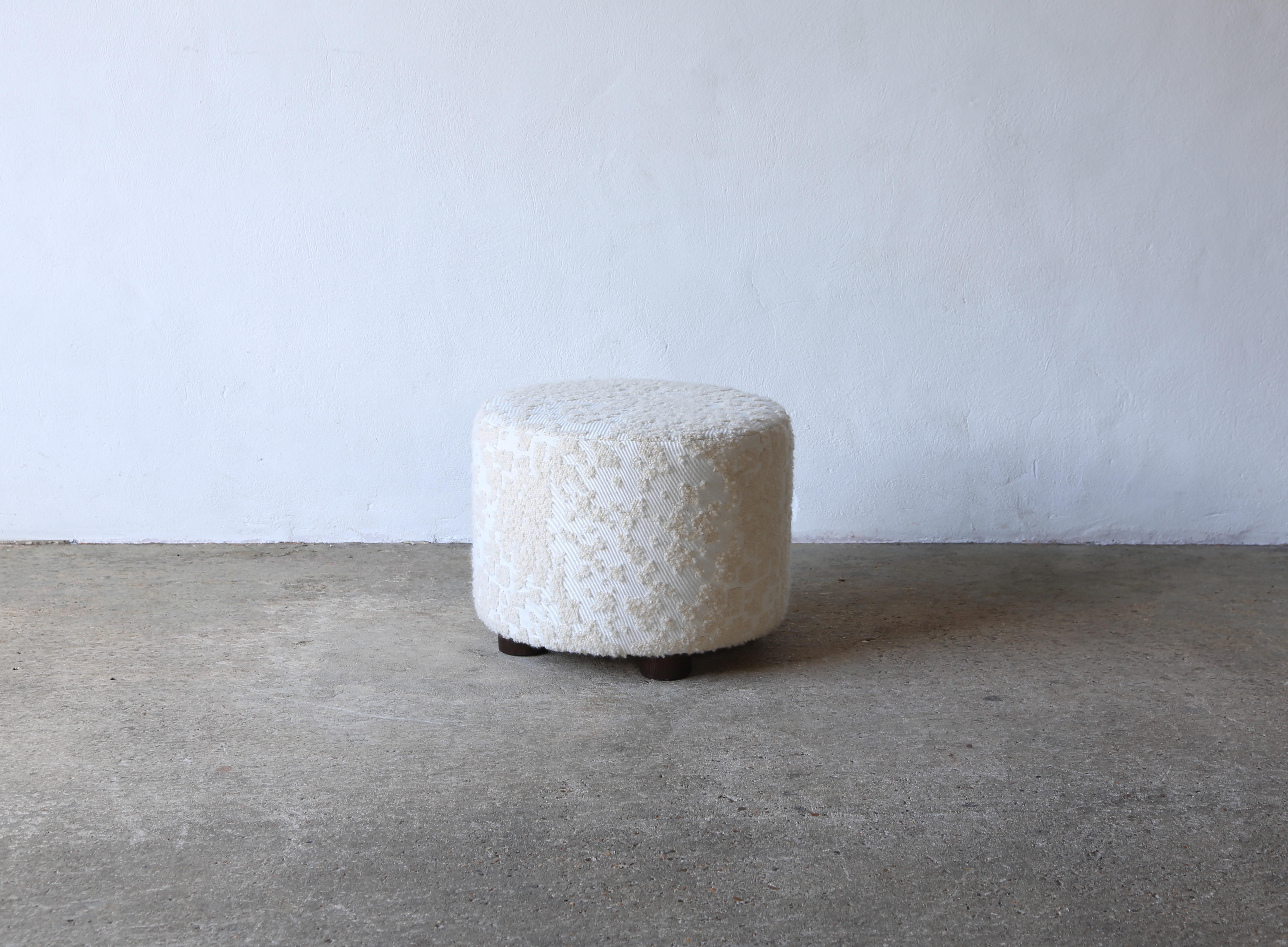 Scandinave moderne Pouf/tabouret rond bas en tissu Donatella Holly Hunt en vente