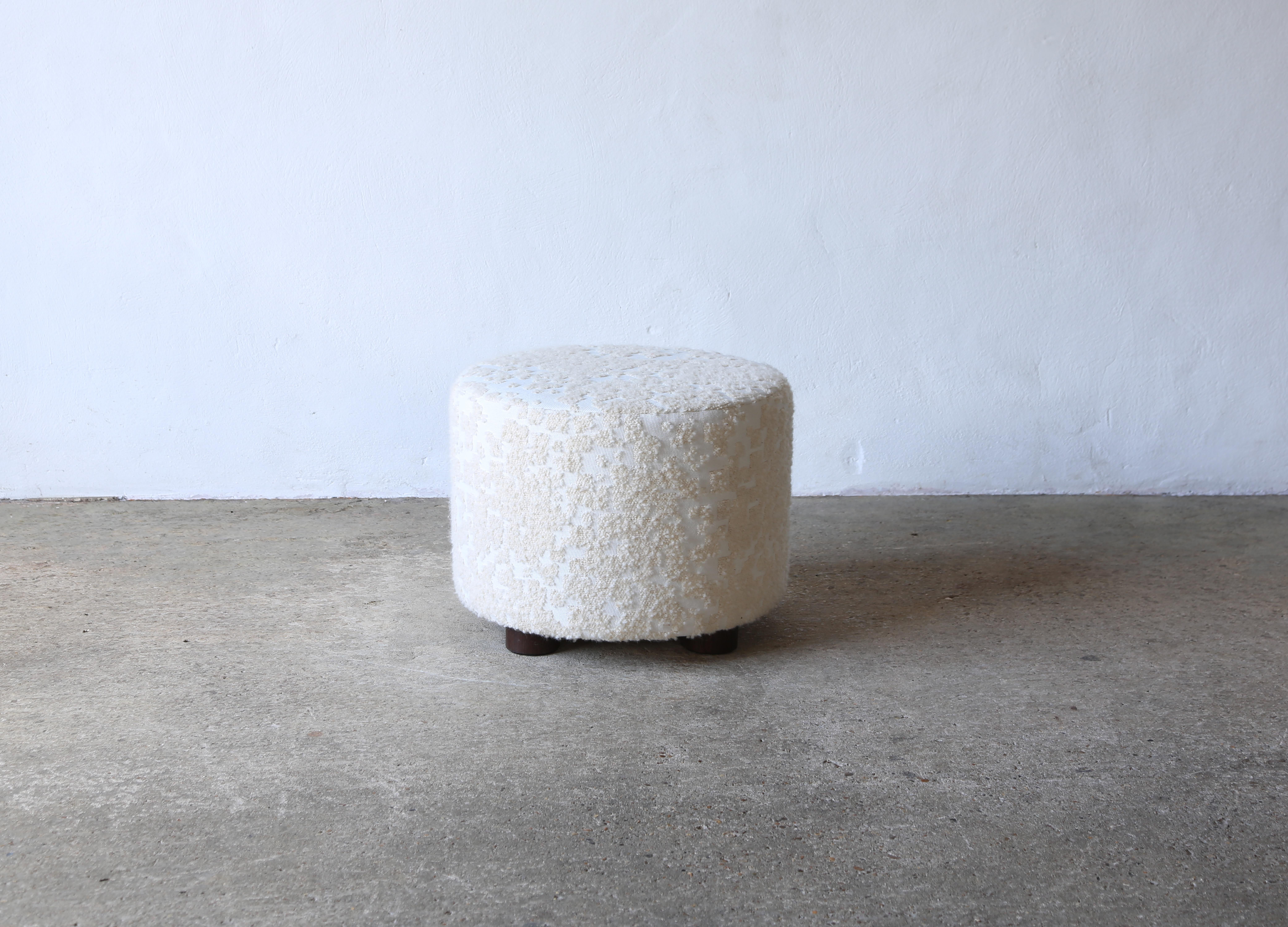 Britannique Pouf/tabouret rond bas en tissu Donatella Holly Hunt en vente