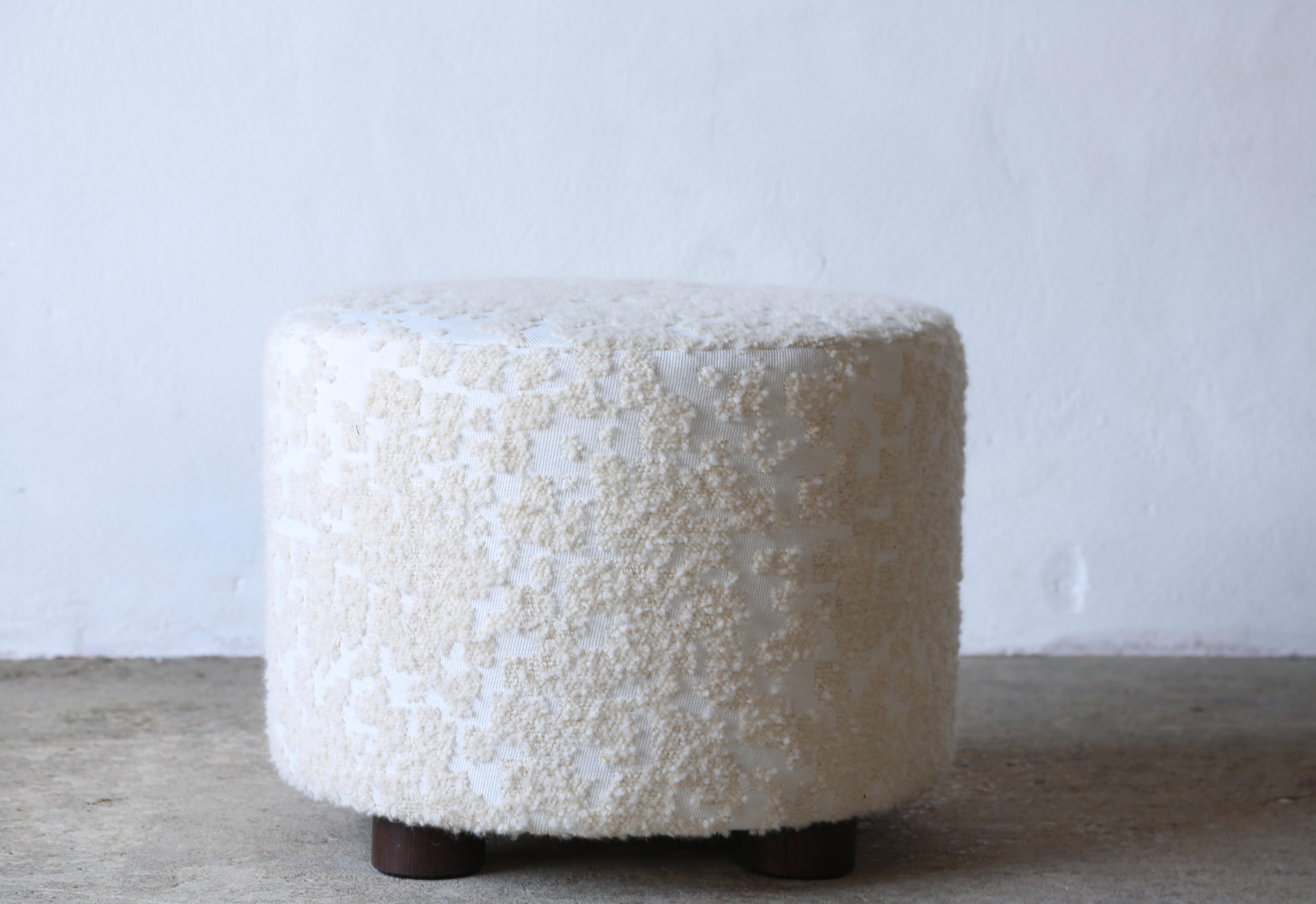 Pouf/tabouret rond bas en tissu Donatella Holly Hunt Excellent état - En vente à LEWES, GB
