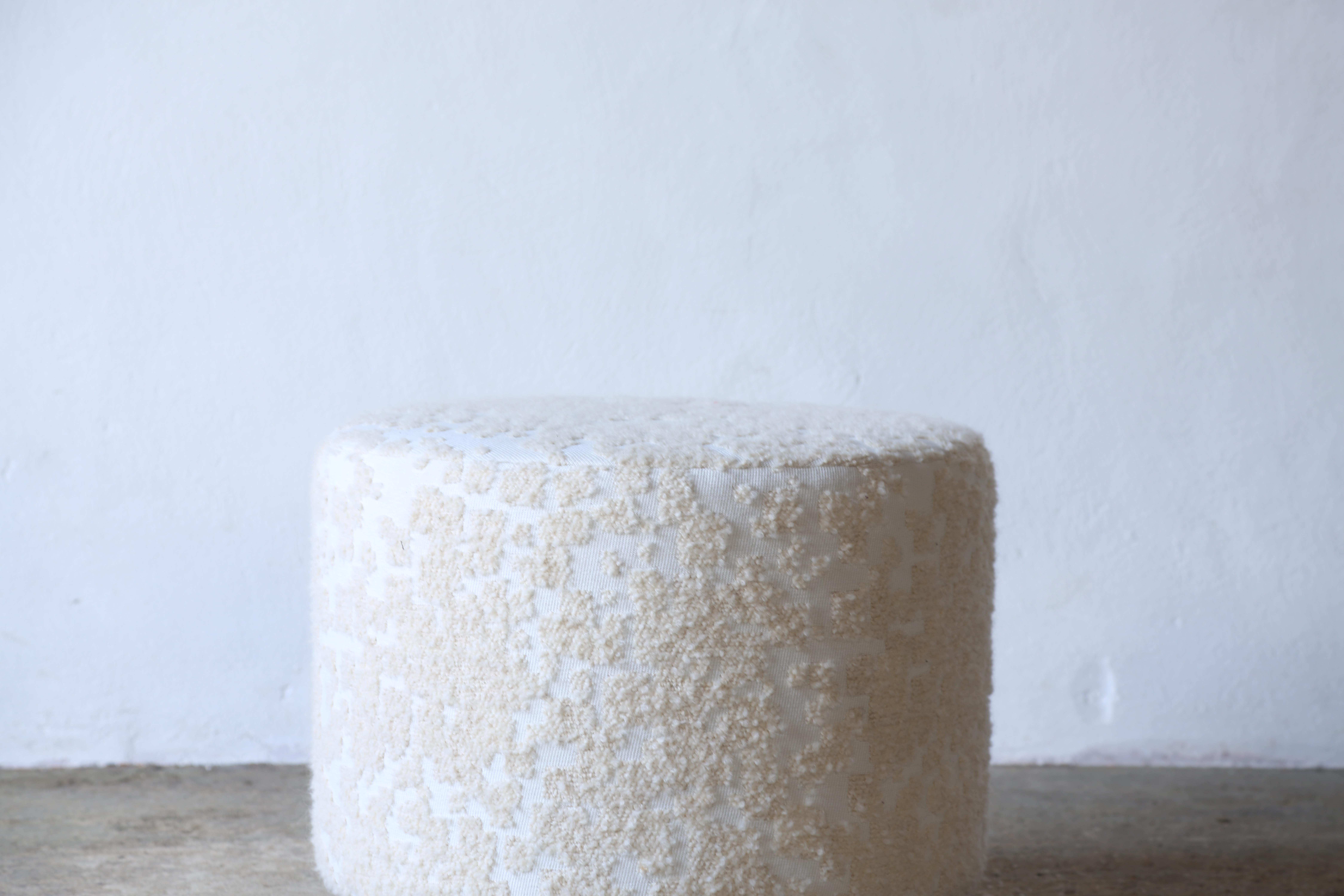 XXIe siècle et contemporain Pouf/tabouret rond bas en tissu Donatella Holly Hunt en vente