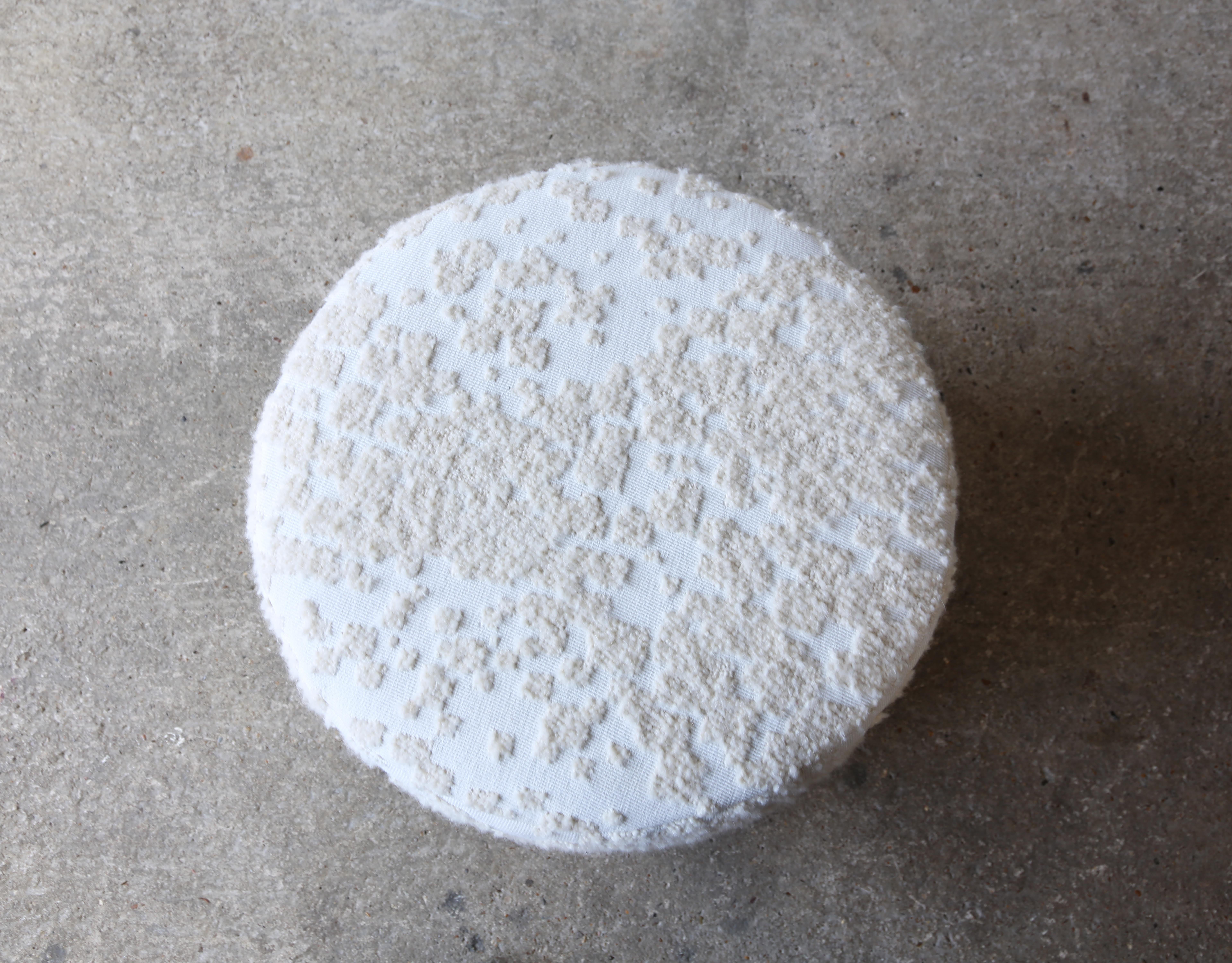 Chêne Pouf/tabouret rond bas en tissu Donatella Holly Hunt en vente