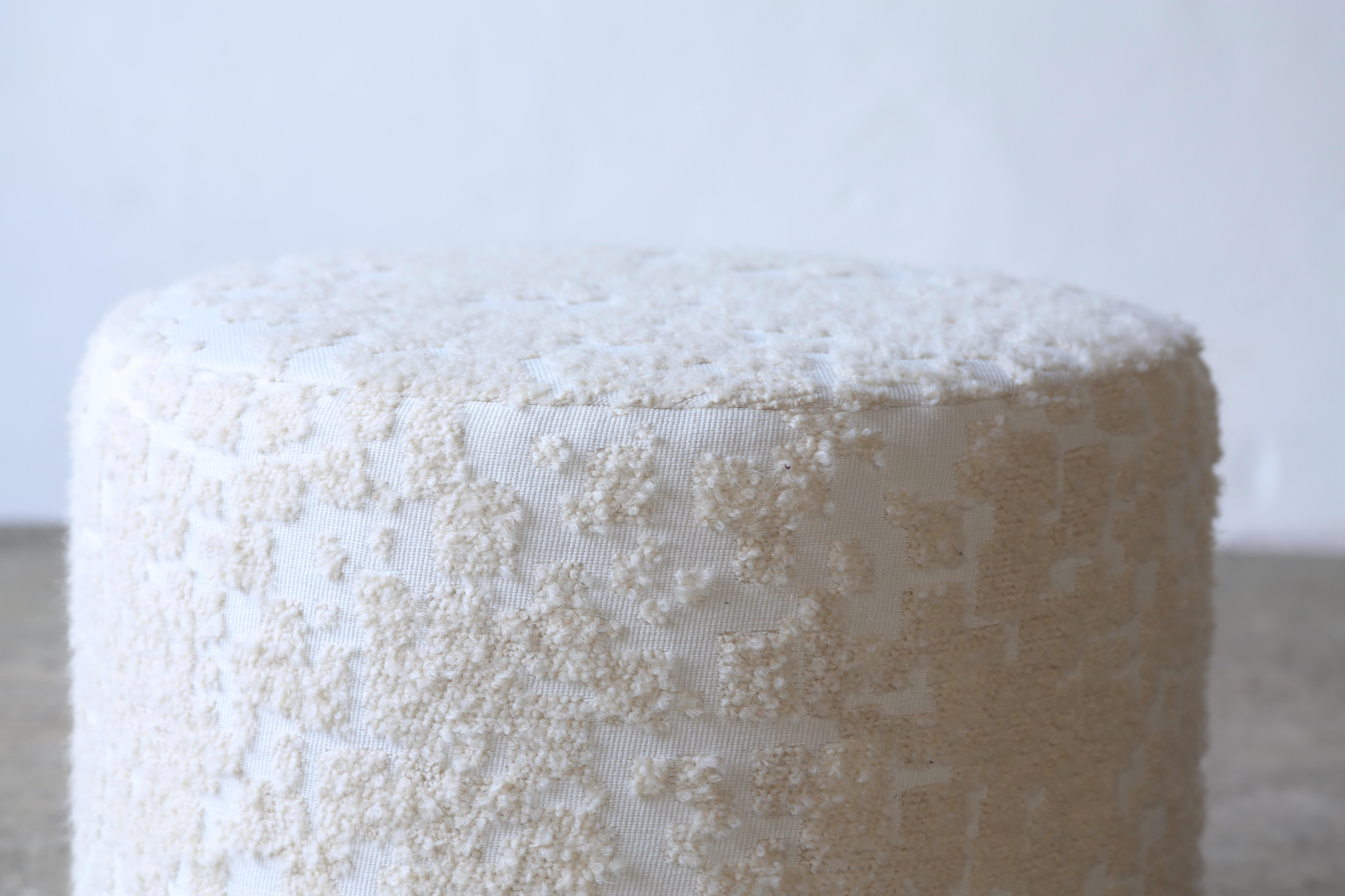 Pouf/tabouret rond bas en tissu Donatella Holly Hunt en vente 2