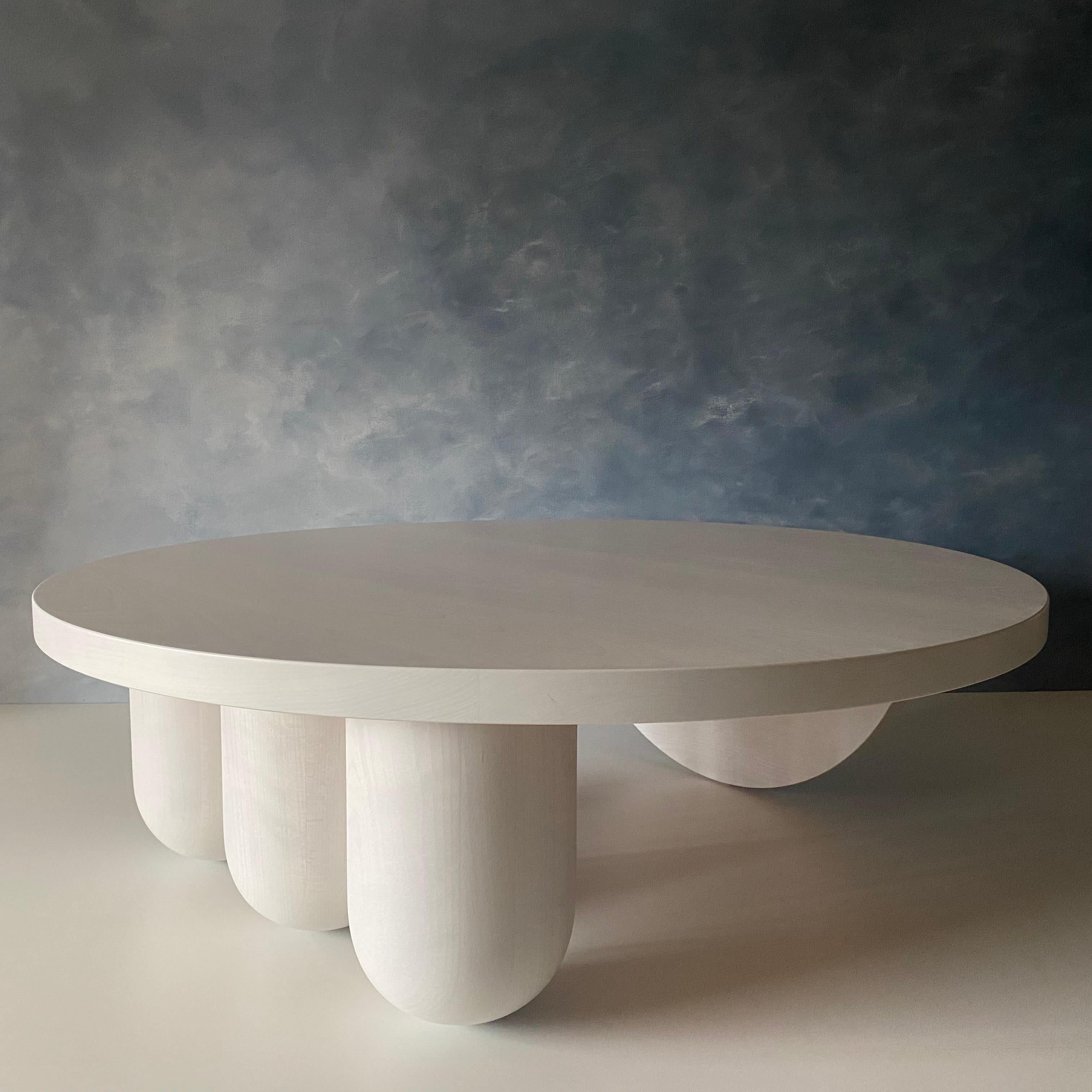 Table basse ronde à trois colonnes par MSJ Furniture Studio en vente 2