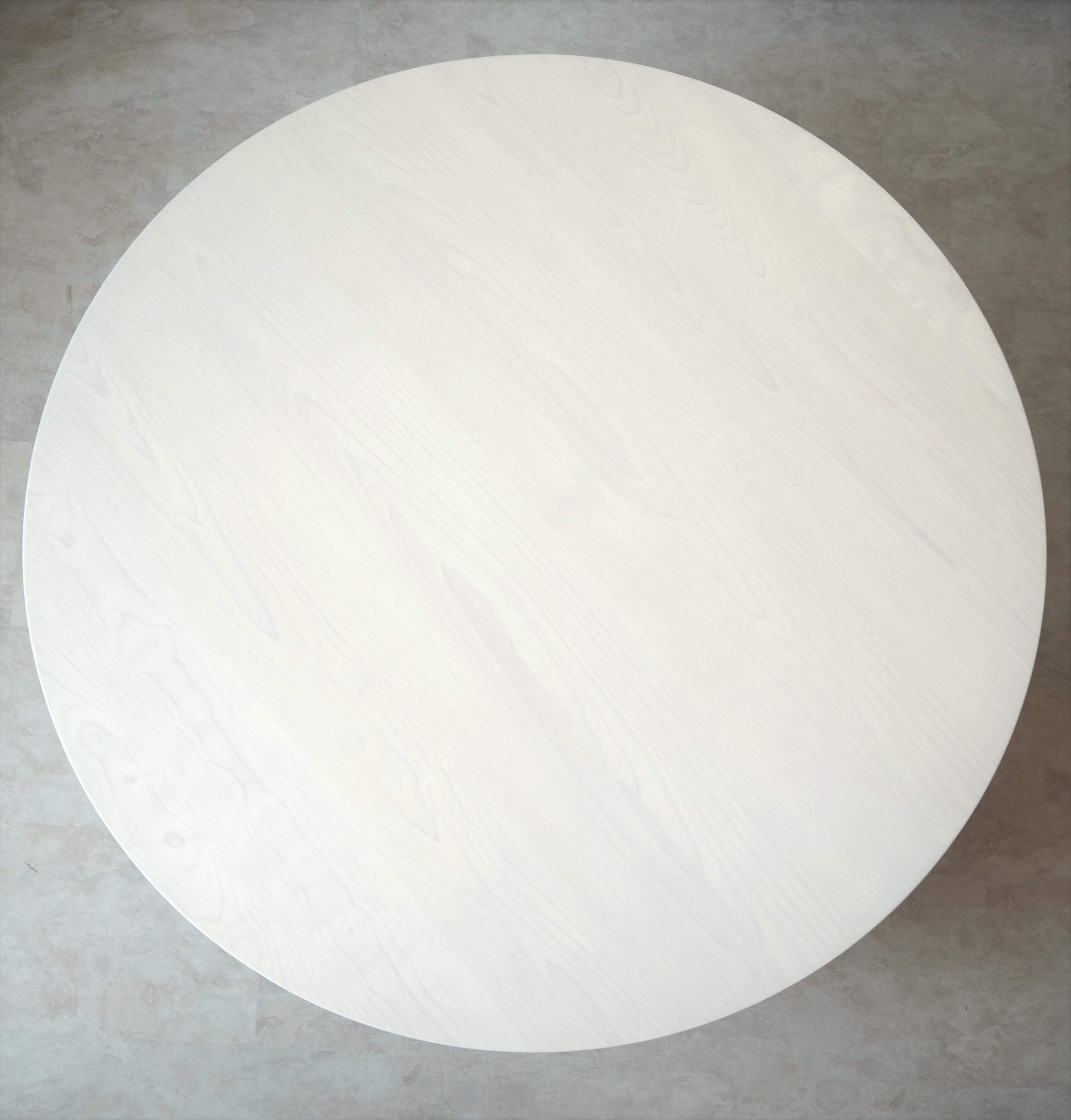 Table basse ronde à trois colonnes par MSJ Furniture Studio en vente 3
