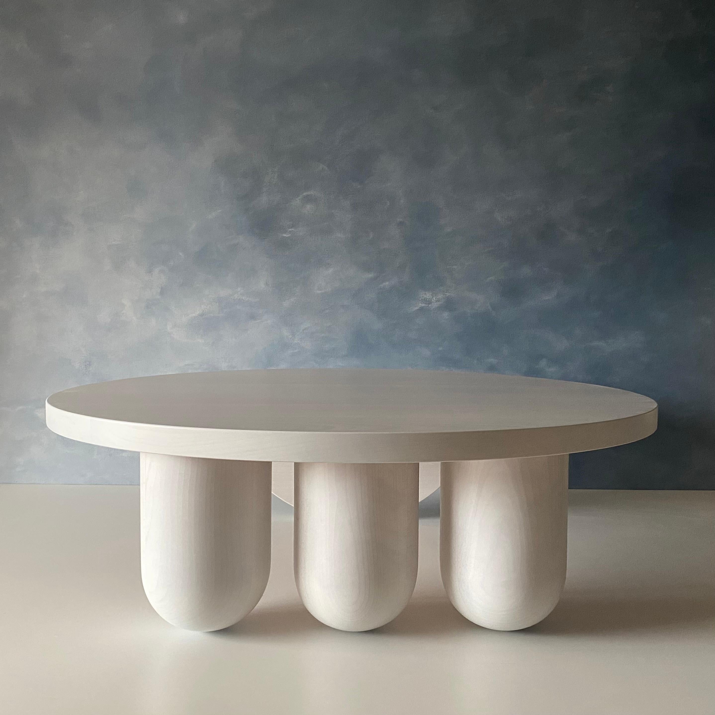 Canadien Table basse ronde à trois colonnes par MSJ Furniture Studio en vente