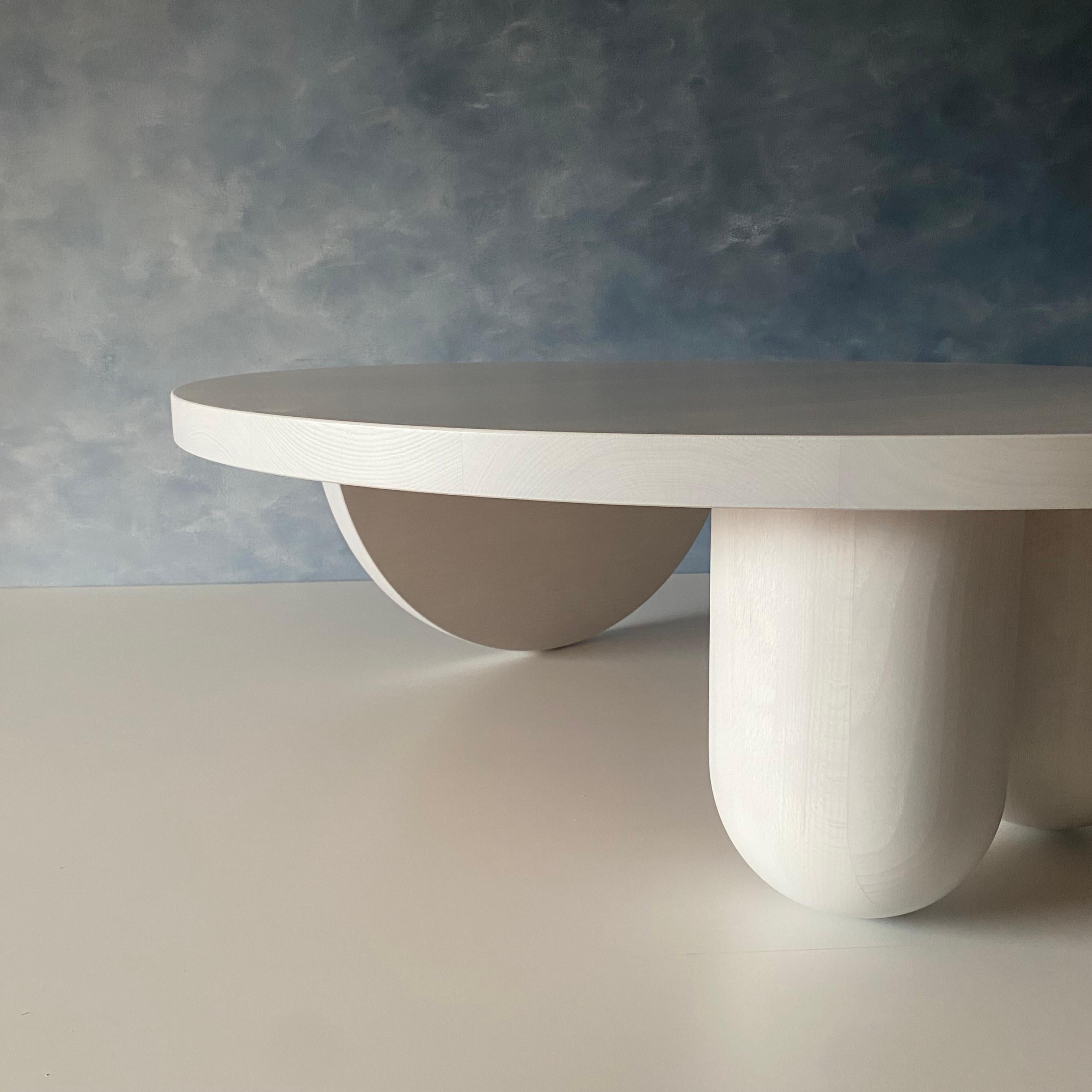 Table basse ronde à trois colonnes par MSJ Furniture Studio Neuf - En vente à Vancouver, BC