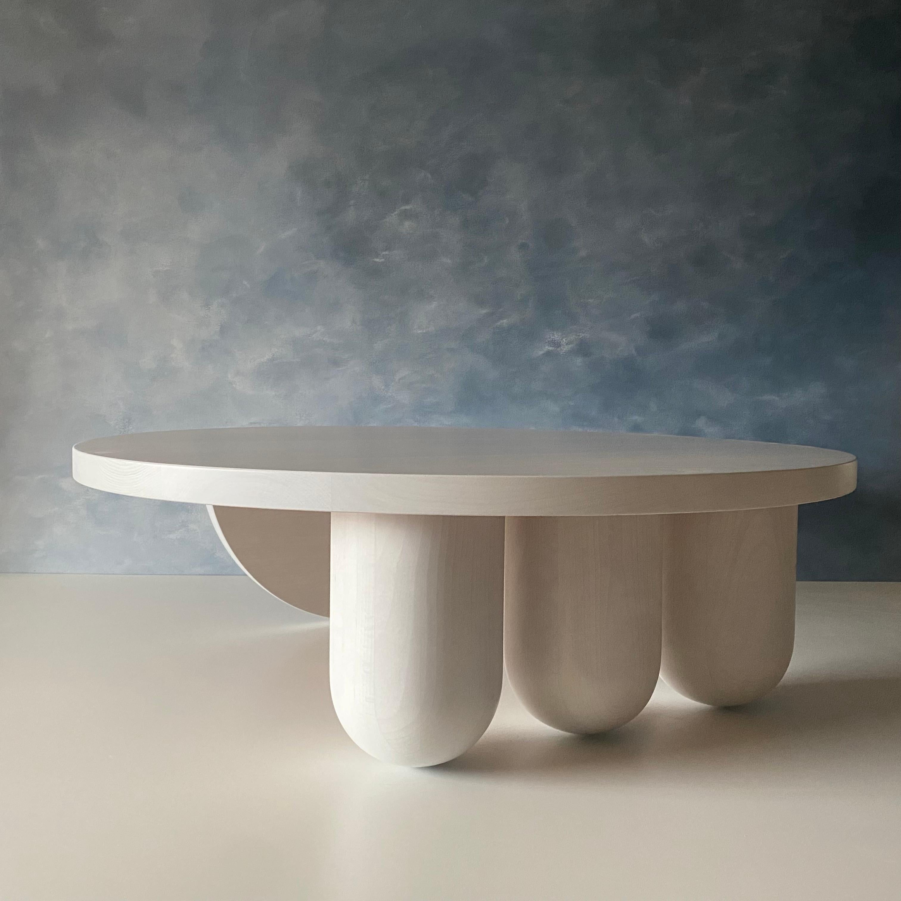 Hêtre Table basse ronde à trois colonnes par MSJ Furniture Studio en vente