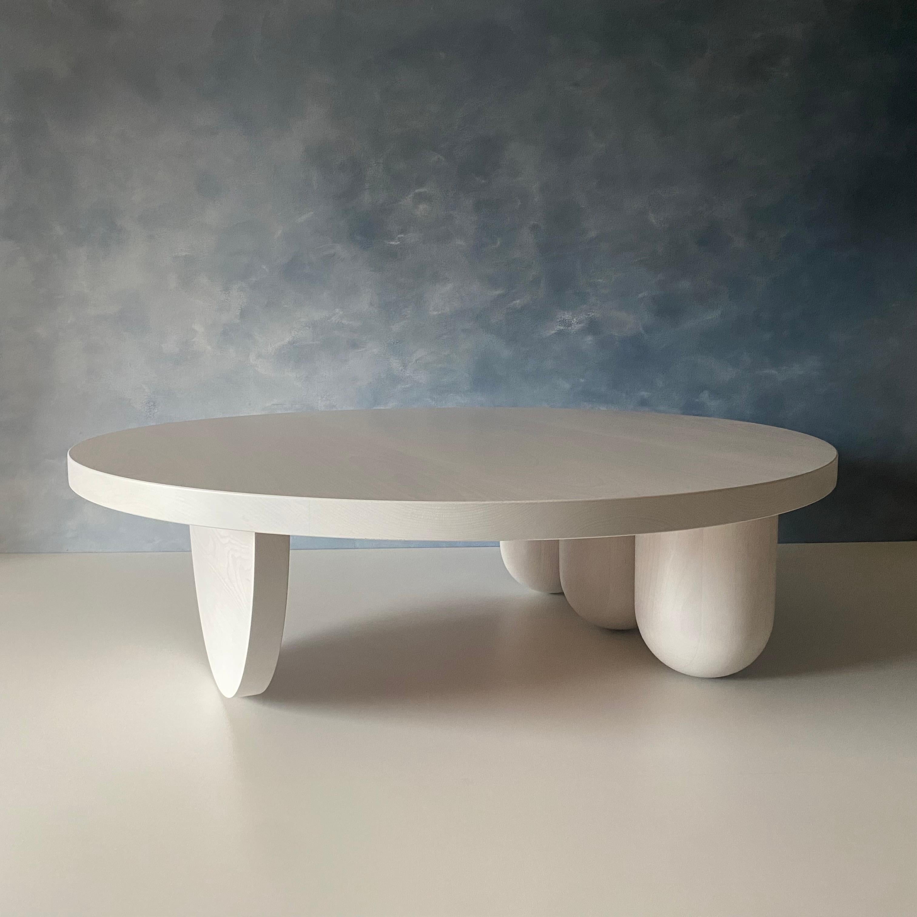 Table basse ronde à trois colonnes par MSJ Furniture Studio en vente 1