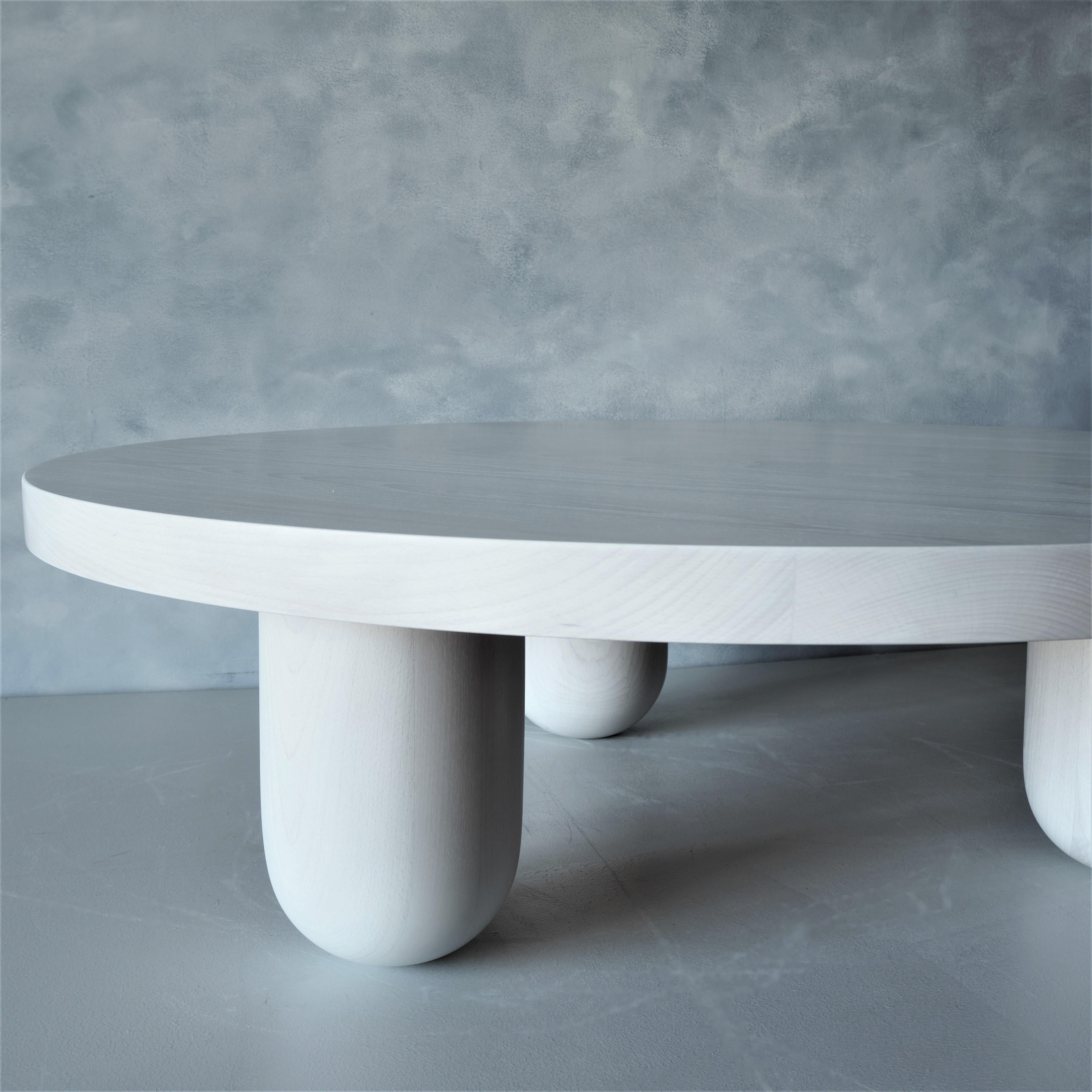 Moderne Table basse ronde à colonne blanche par MSJ Furniture Studio en vente