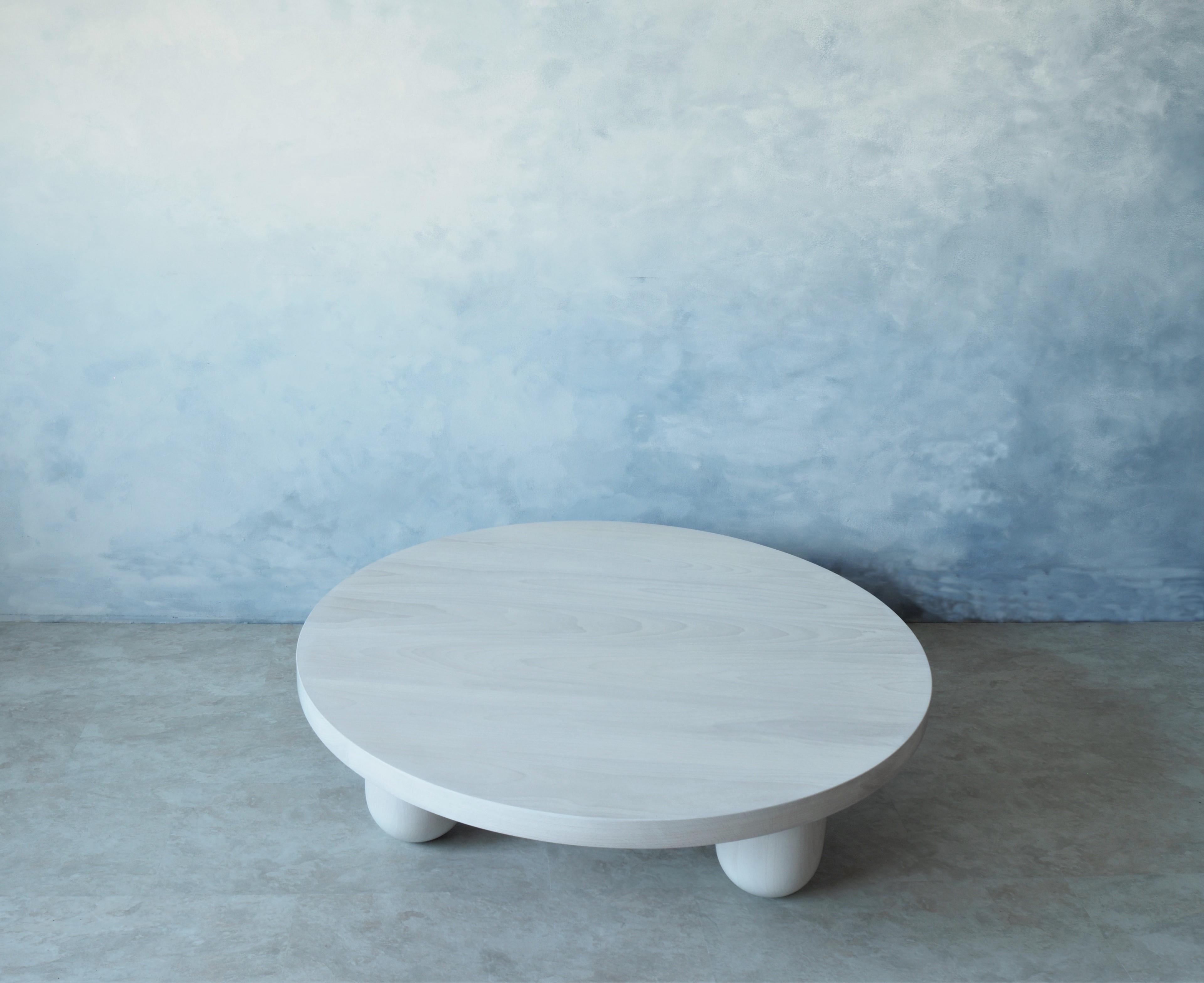 Nord-américain Table basse ronde à colonne blanche par MSJ Furniture Studio en vente