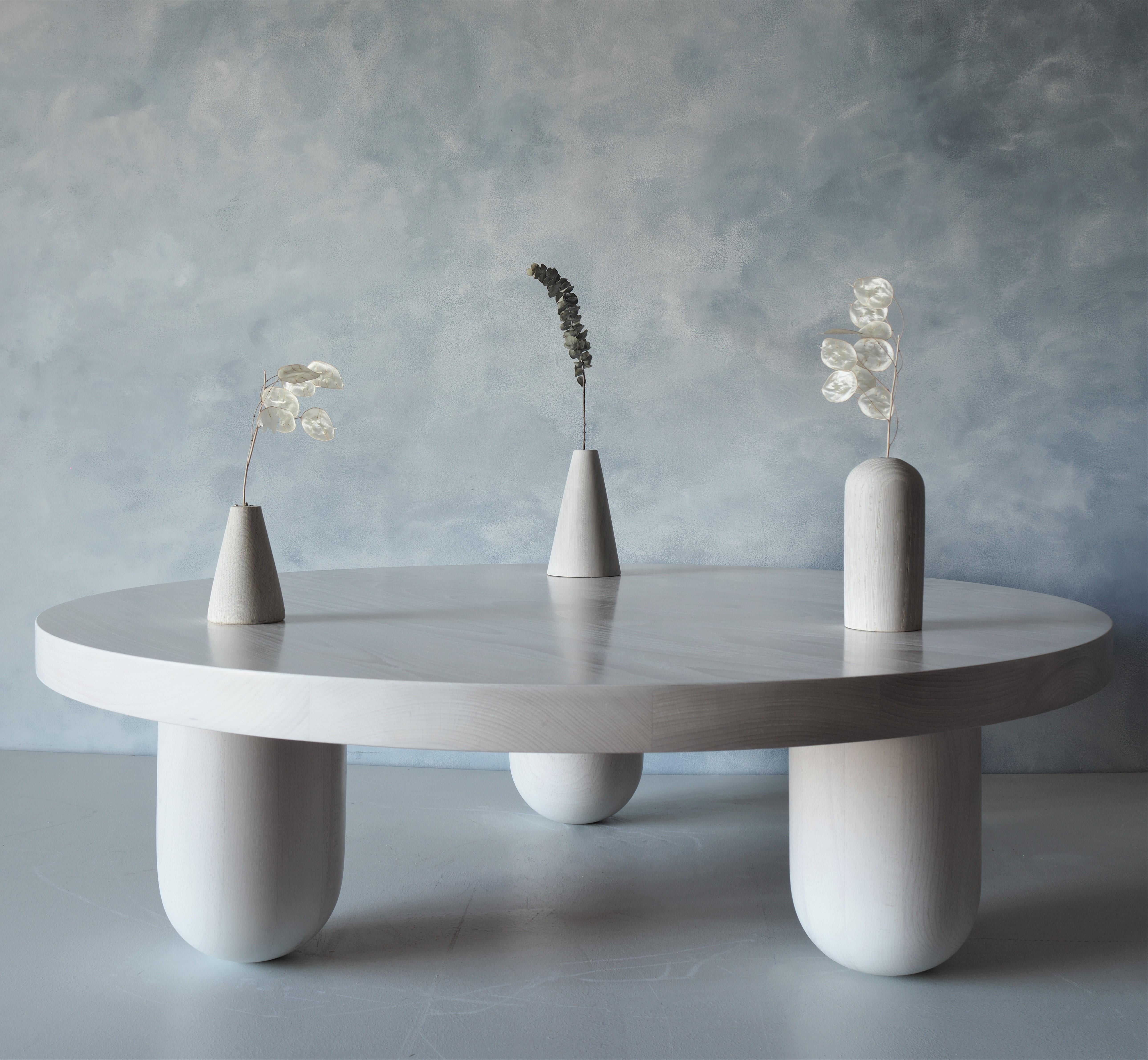 Blanchi Table basse ronde à colonne blanche par MSJ Furniture Studio en vente