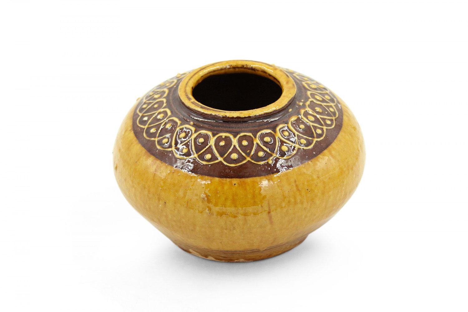 Moderno Low Round Yellow and Brown Patterned Rim Ceramic Vase in vendita