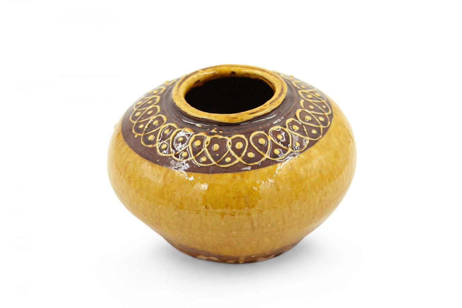 Americano Low Round Yellow and Brown Patterned Rim Ceramic Vase in vendita