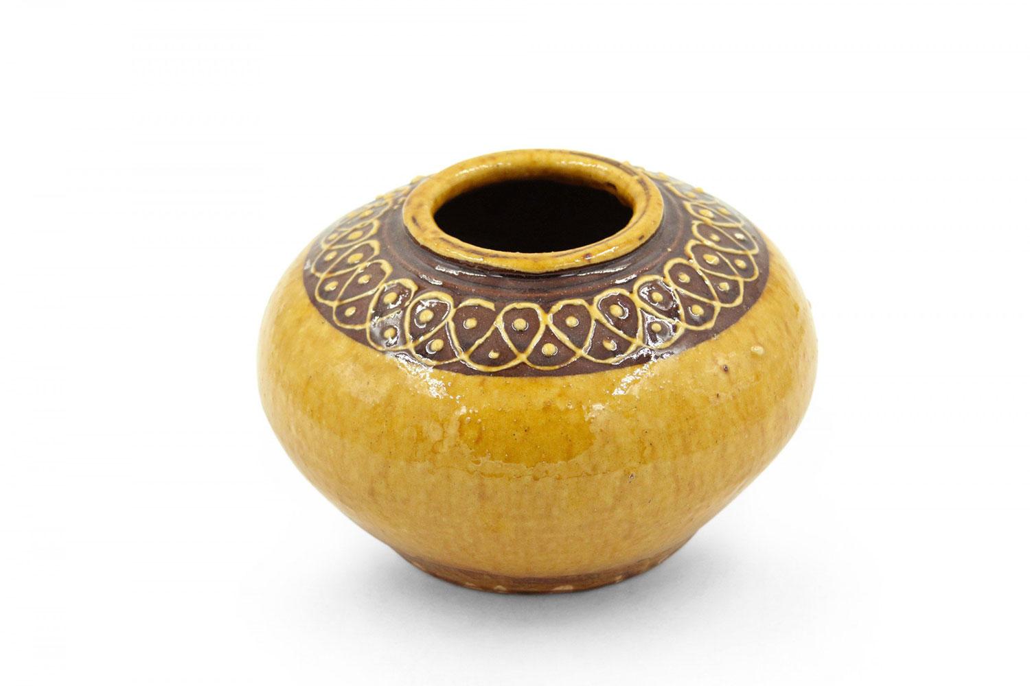 Low Round Yellow and Brown Patterned Rim Ceramic Vase In condizioni buone in vendita a Queens, NY