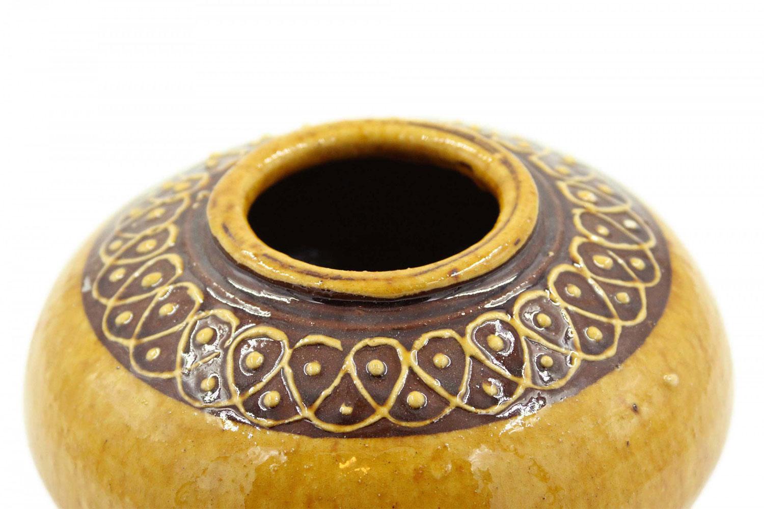 XX secolo Low Round Yellow and Brown Patterned Rim Ceramic Vase in vendita