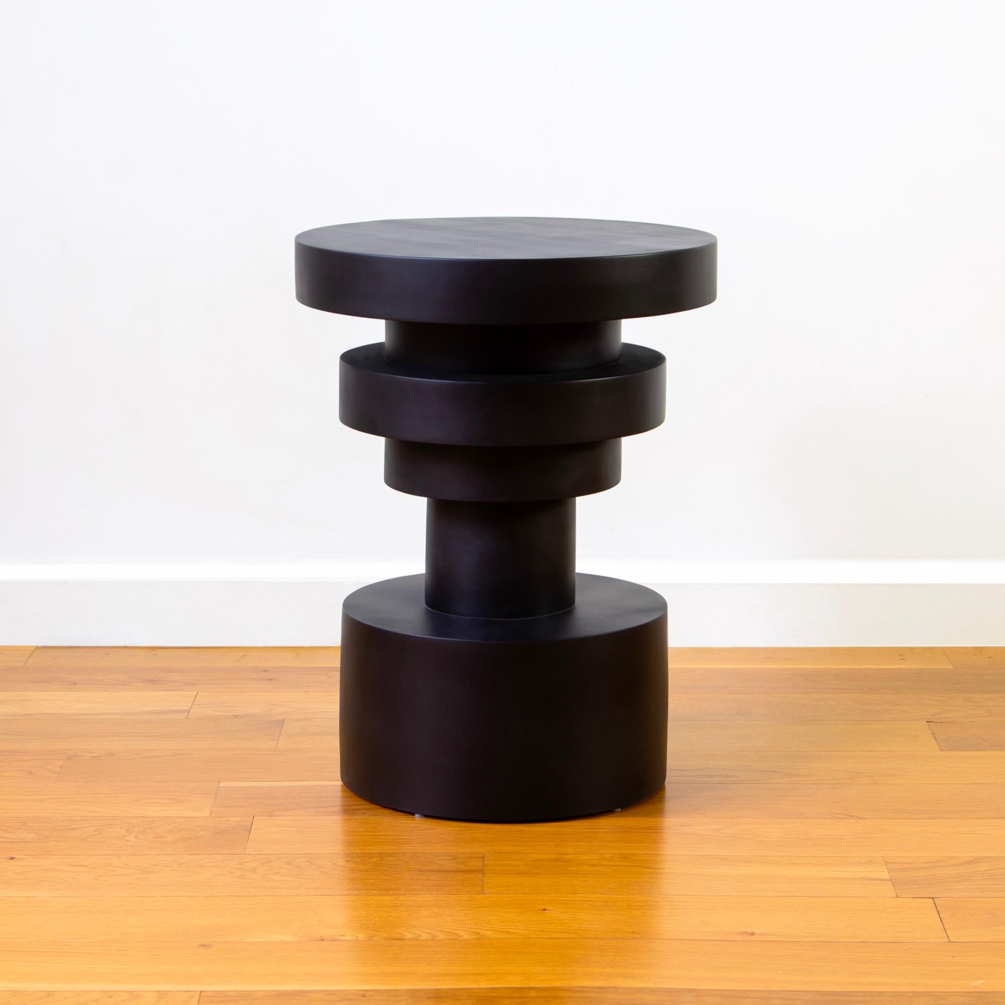 Cette annonce est pour 1x Low Sass Stool de Souda en noir. Il peut également servir de table d'appoint.

Les formes totémiques de chaque pièce de la série Sass sont inspirées par Ettore Sottsass.

Conçu par : MPGMB
Mesures : 18 pouces de haut et 14