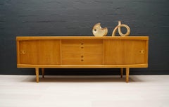 Buffet bas scandinave en chêne de H. W. Klein pour Bramin, années 1960